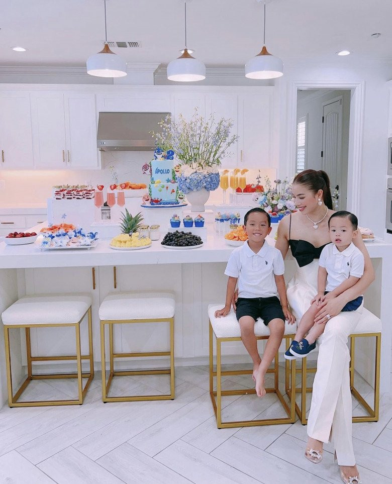 Phạm Hương hiếm hoi cho 2 con trai cùng lên sóng thoạt nhìn như sinh đôi