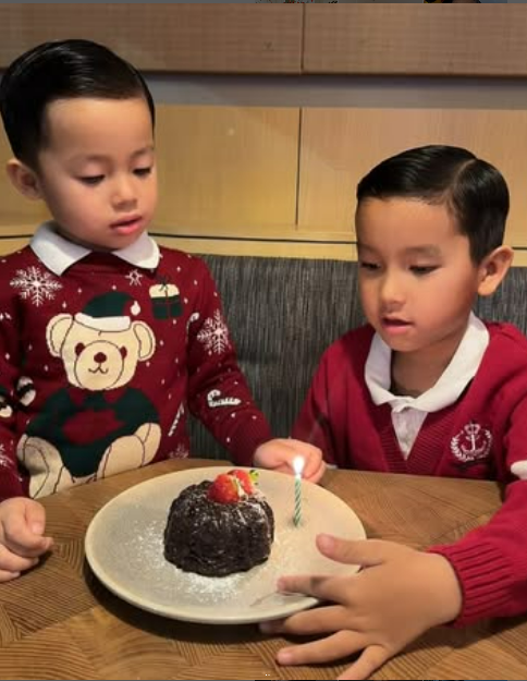 Phạm Hương hiếm hoi cho 2 con trai cùng lên sóng thoạt nhìn như sinh đôi