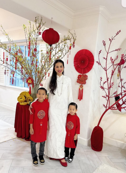 Phạm Hương hiếm hoi cho 2 con trai cùng lên sóng thoạt nhìn như sinh đôi