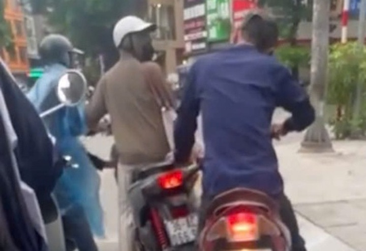 Huy và Thắng dàn cảnh để lấy trộm điện thoại của chị P.