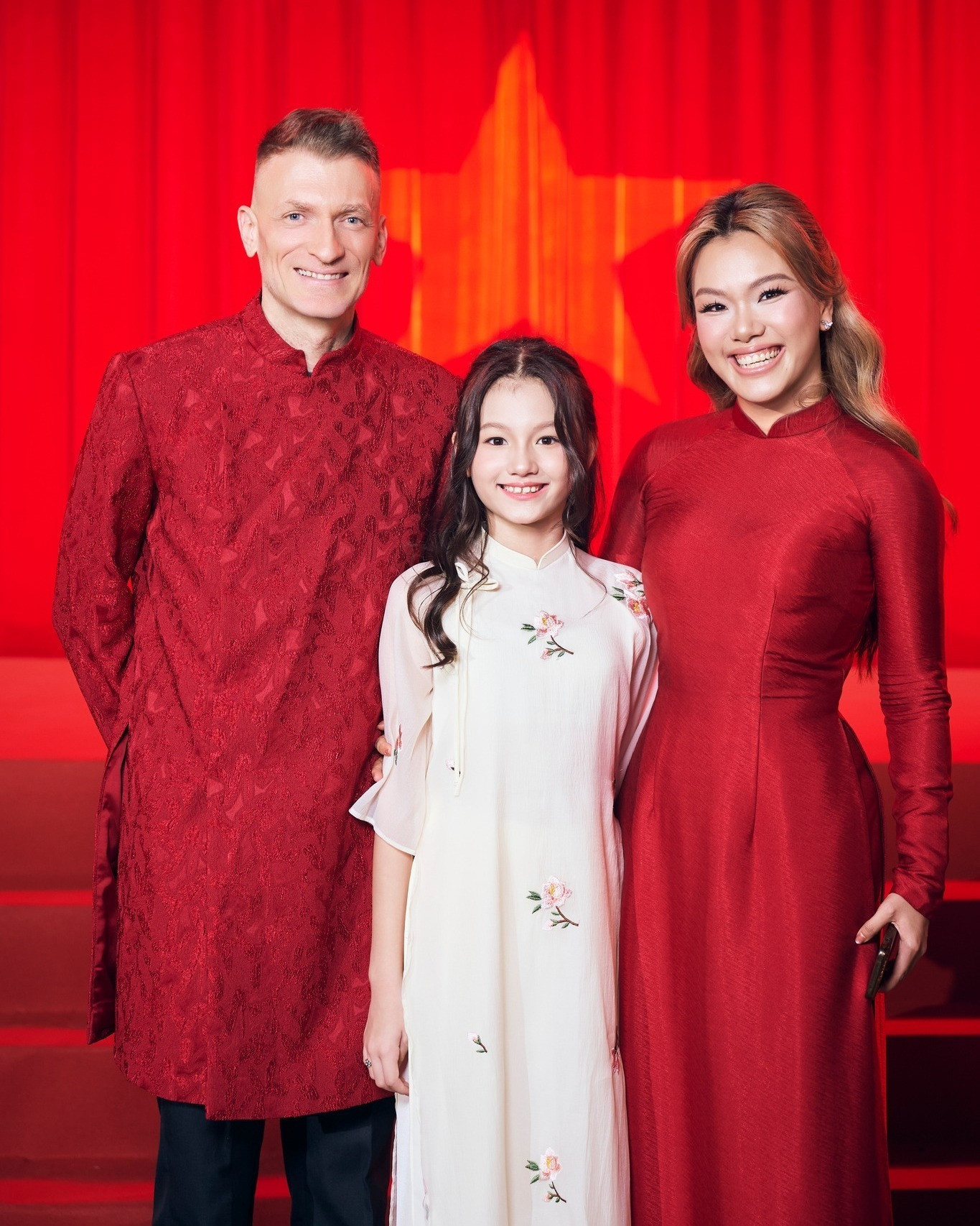 Cận cảnh nhan sắc xinh như Hoa hậu của con gái Phương Vy Idol