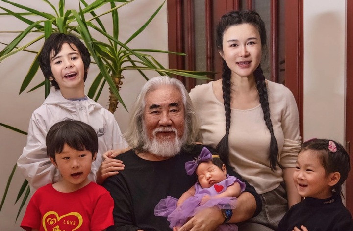 Trương Kỷ Trung bên vợ và 4 người con.