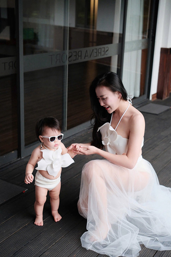 Mới hơn 1 tuổi, con gái Phương Oanh đã điệu đà khi 'pose' dáng cùng mẹ- Ảnh 5.