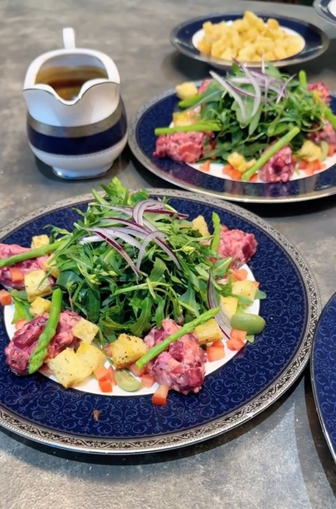 Phương Oanh 'lên món', giữa bàn tiệc có một món đồ dùng khiến chị em 'truy lùng'- Ảnh 9.