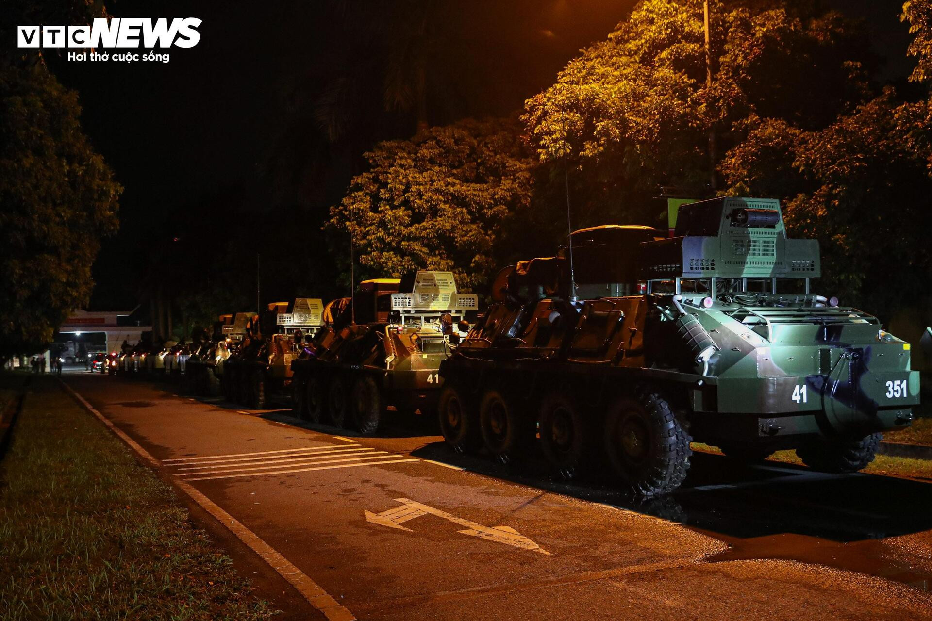 Rầm rập đêm Hà Nội: Đoàn 'binh khí hạng nặng' lộ diện, hối hả về điểm tập kết - 3