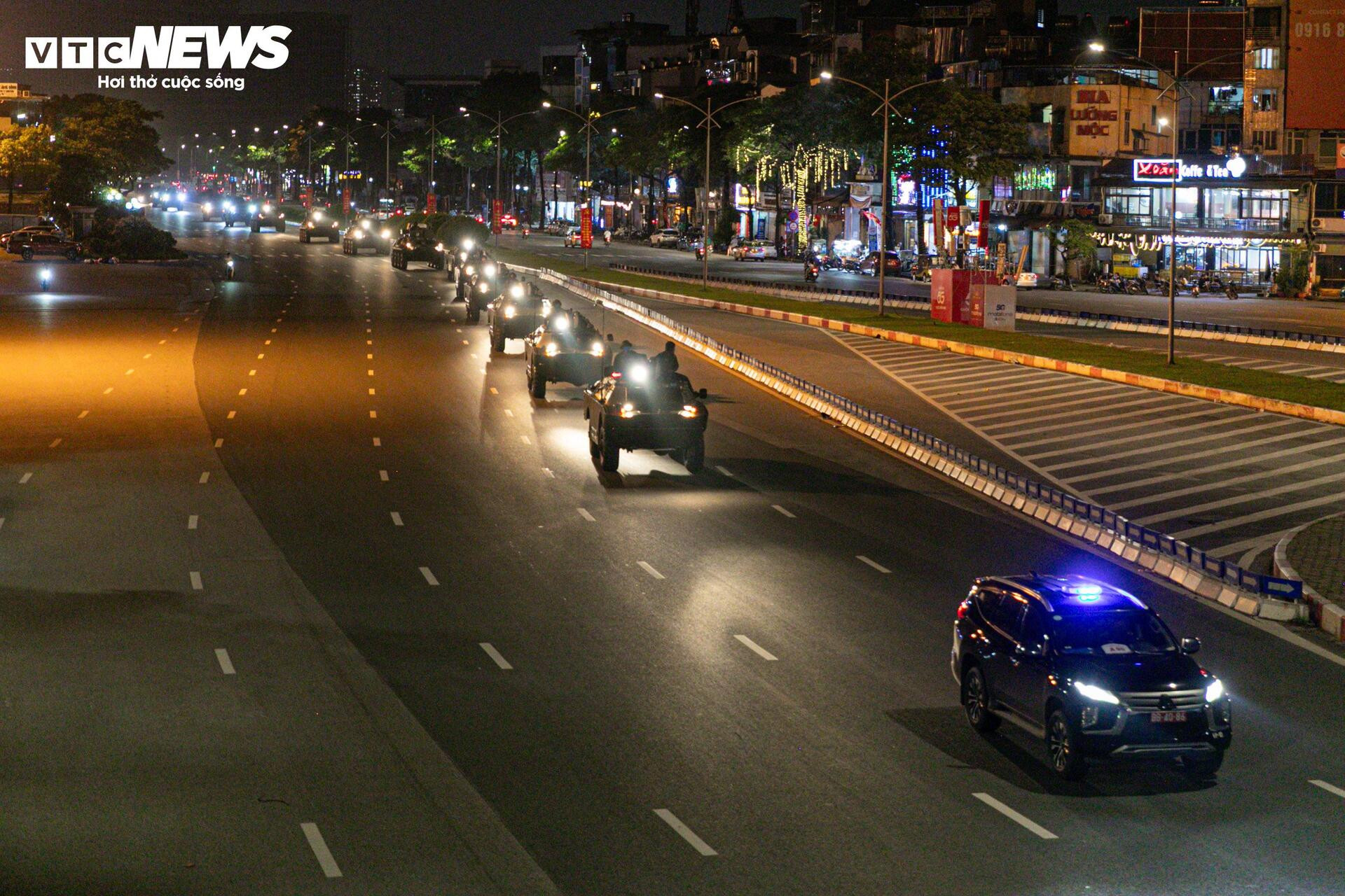 Rầm rập đêm Hà Nội: Đoàn 'binh khí hạng nặng' lộ diện, hối hả về điểm tập kết - 9