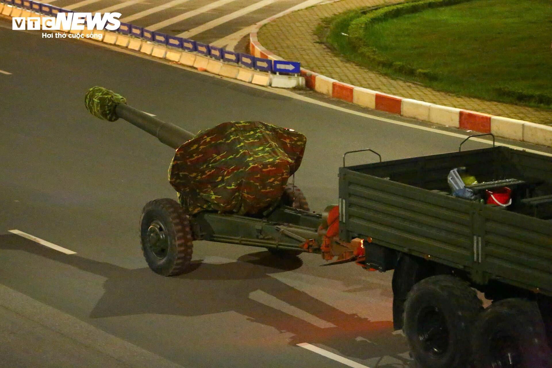 Rầm rập đêm Hà Nội: Đoàn 'binh khí hạng nặng' lộ diện, hối hả về điểm tập kết - 11