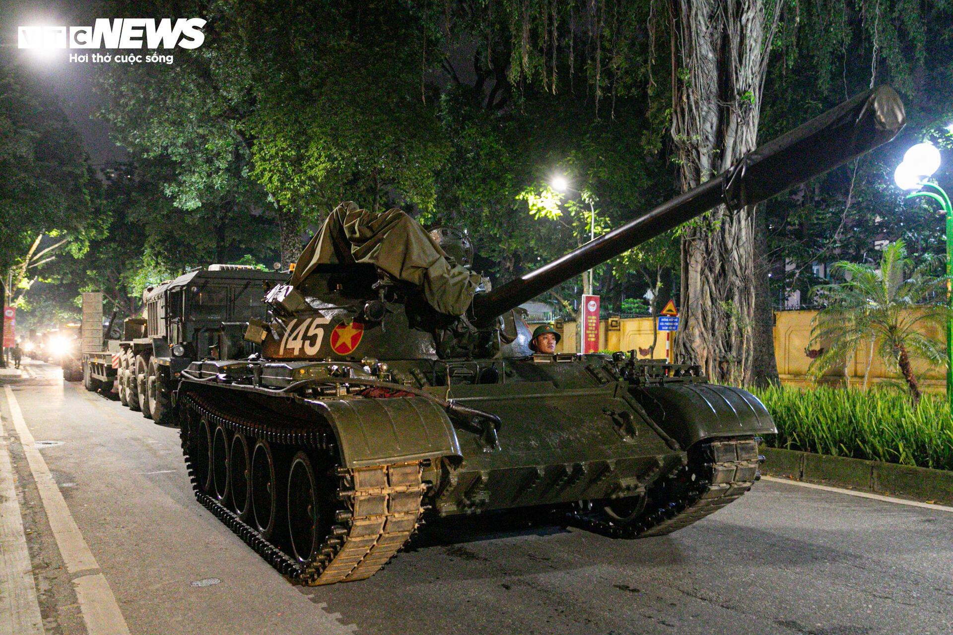 Rầm rập đêm Hà Nội: Đoàn 'binh khí hạng nặng' lộ diện, hối hả về điểm tập kết - 19