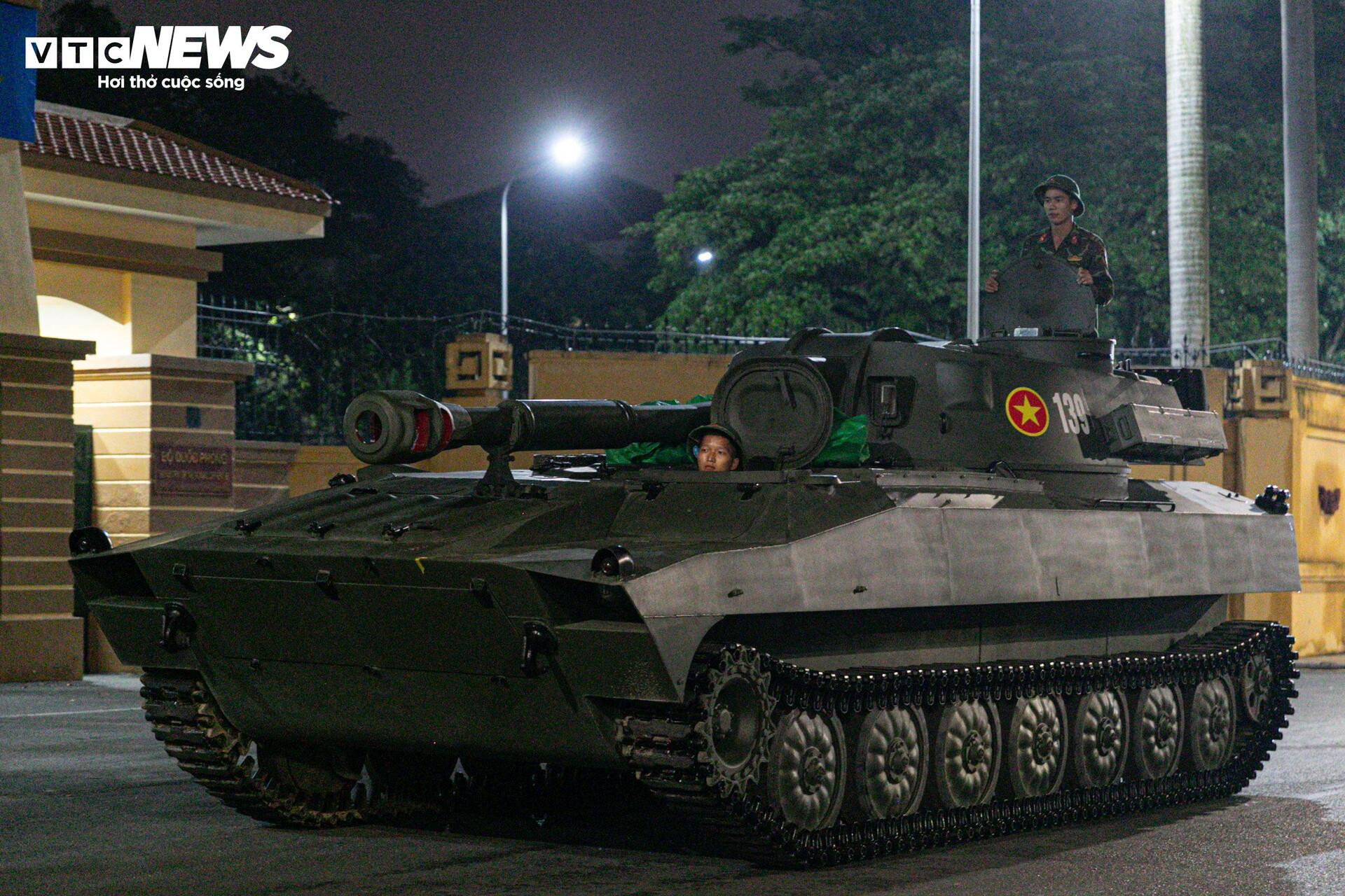 Rầm rập đêm Hà Nội: Đoàn 'binh khí hạng nặng' lộ diện, hối hả về điểm tập kết - 18