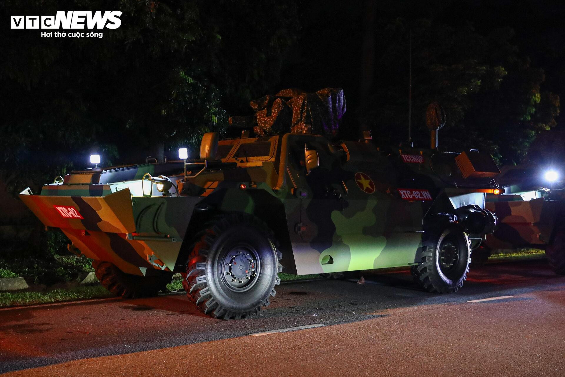 Rầm rập đêm Hà Nội: Đoàn 'binh khí hạng nặng' lộ diện, hối hả về điểm tập kết - 2