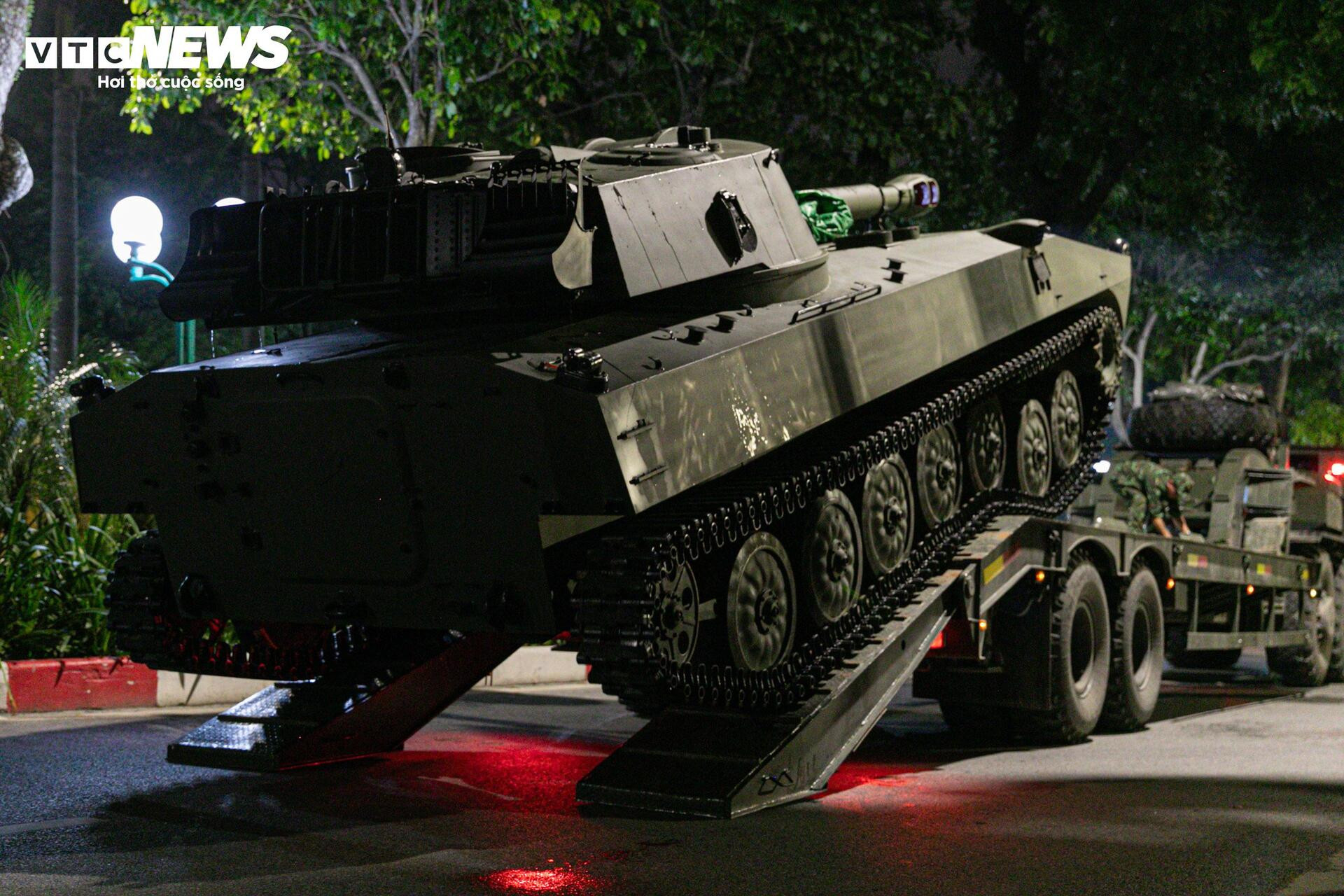 Rầm rập đêm Hà Nội: Đoàn 'binh khí hạng nặng' lộ diện, hối hả về điểm tập kết - 17