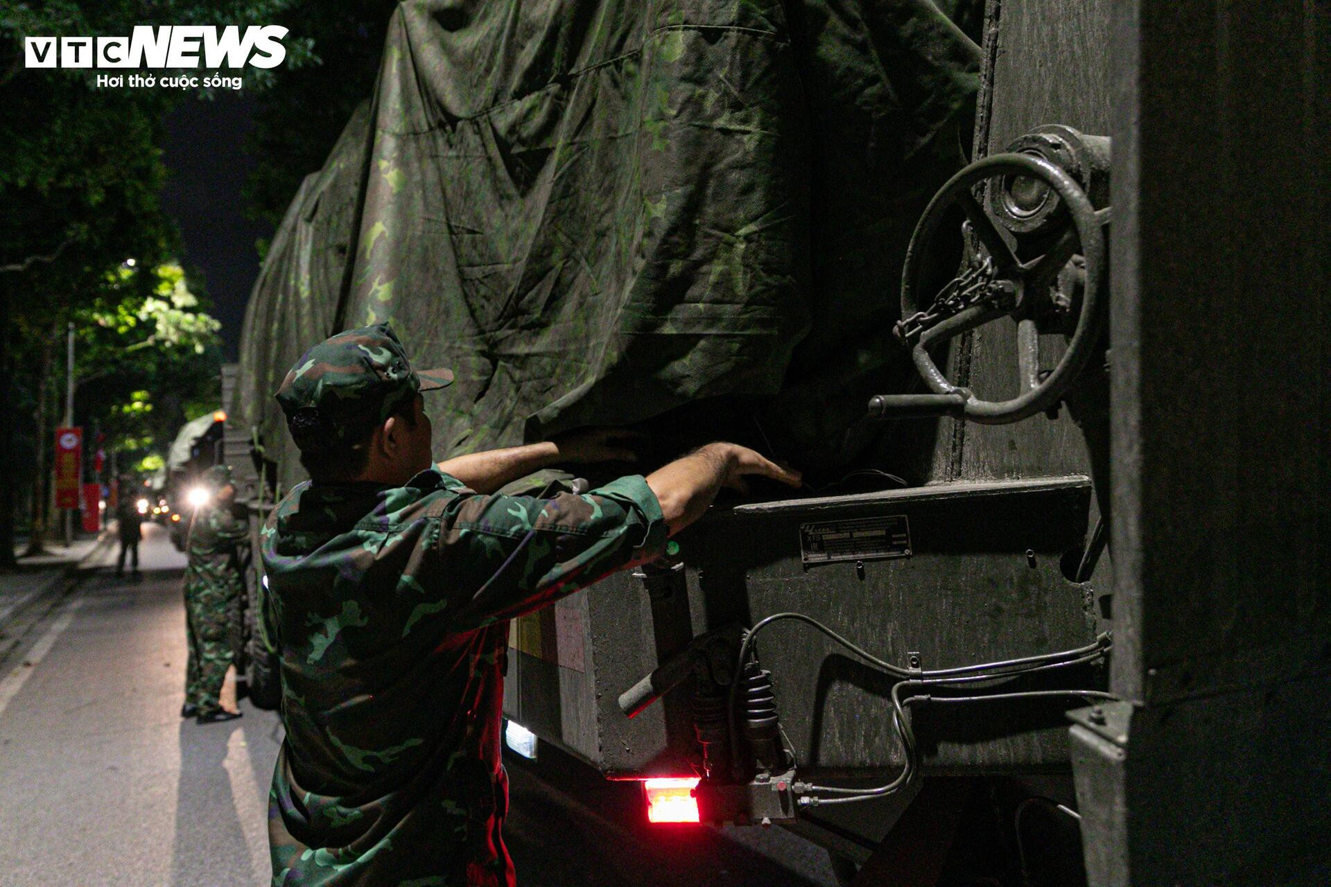 Rầm rập đêm Hà Nội: Đoàn 'binh khí hạng nặng' lộ diện, hối hả về điểm tập kết - 16