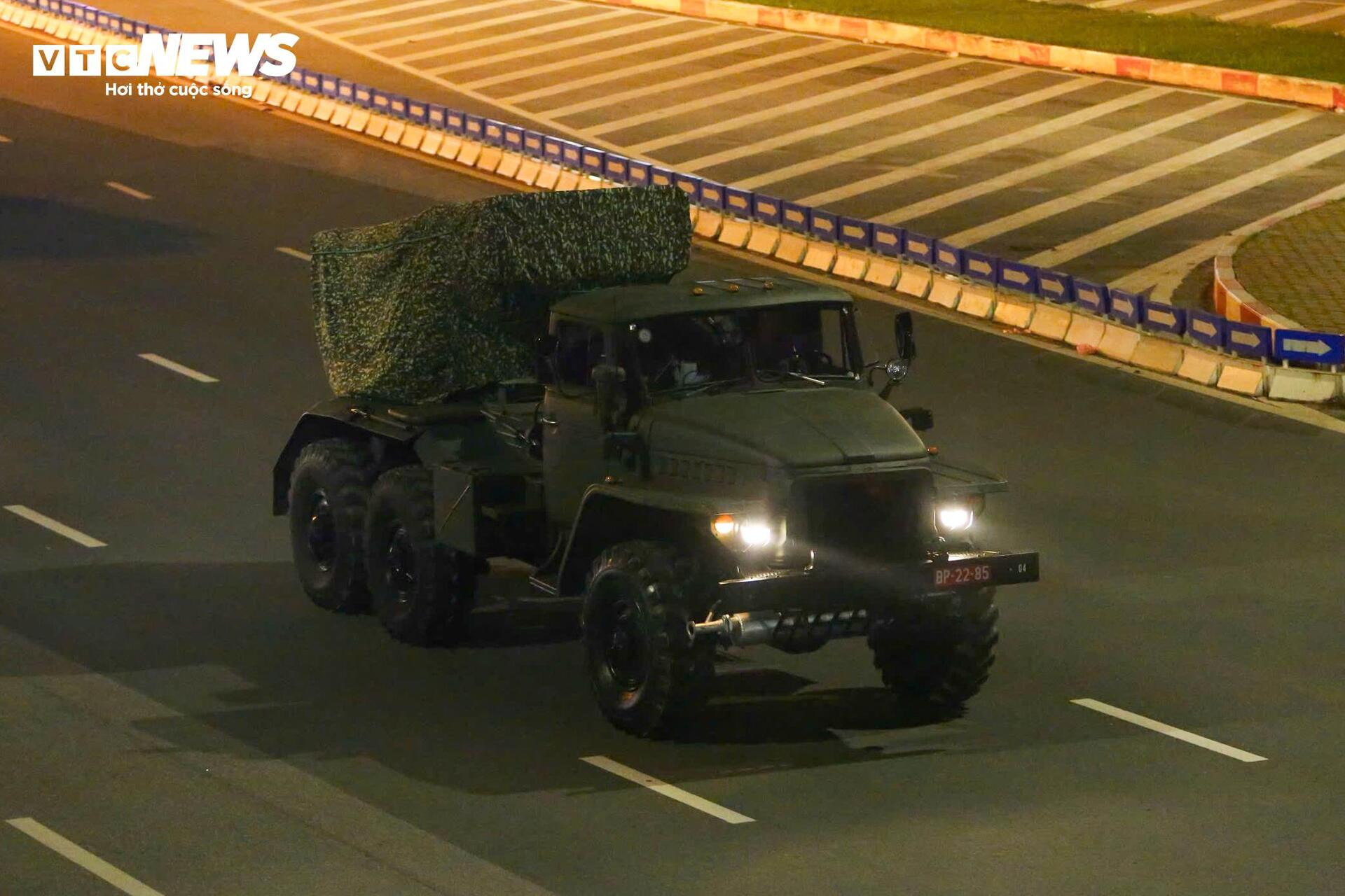 Rầm rập đêm Hà Nội: Đoàn 'binh khí hạng nặng' lộ diện, hối hả về điểm tập kết - 10