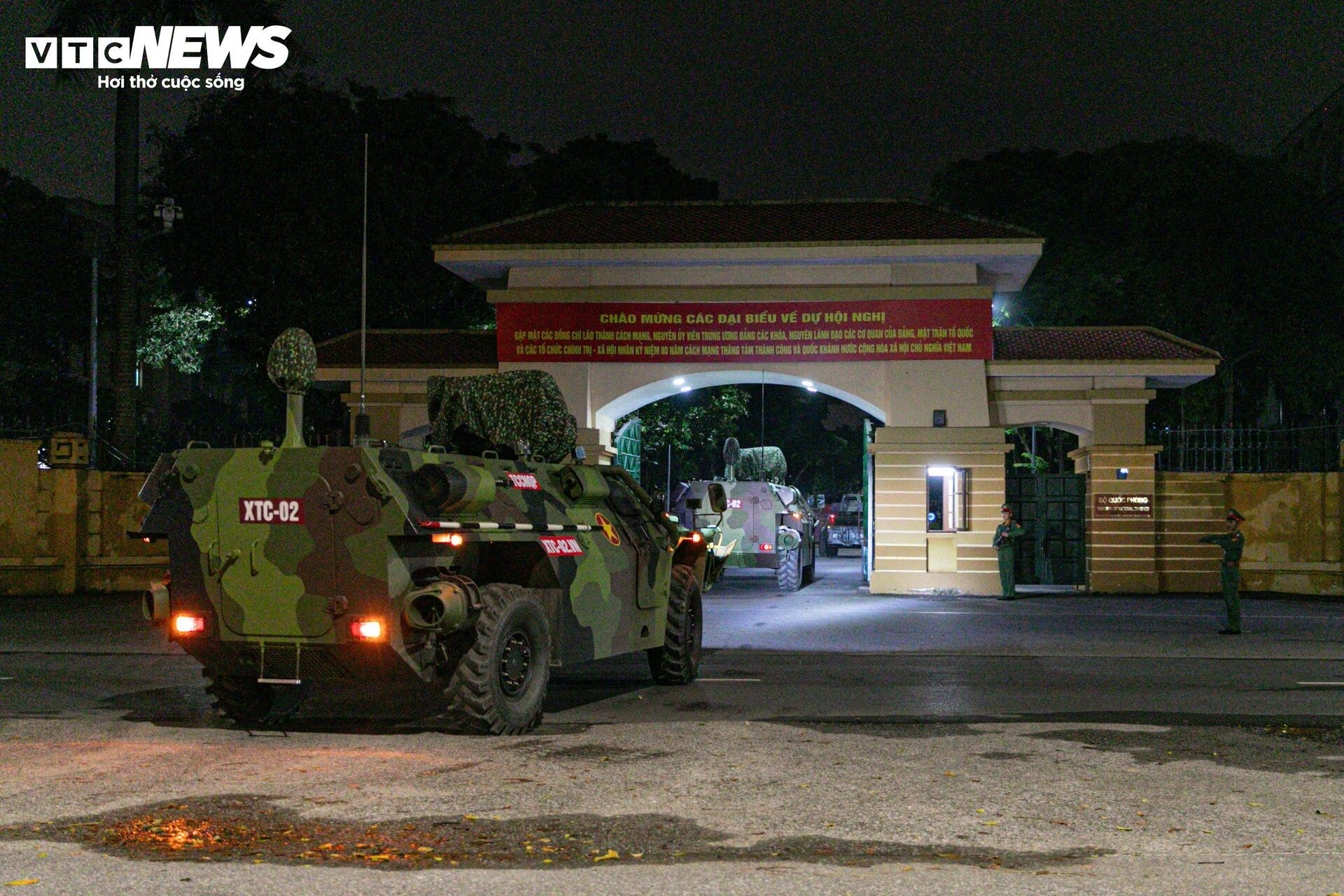 Rầm rập đêm Hà Nội: Đoàn 'binh khí hạng nặng' lộ diện, hối hả về điểm tập kết - 14