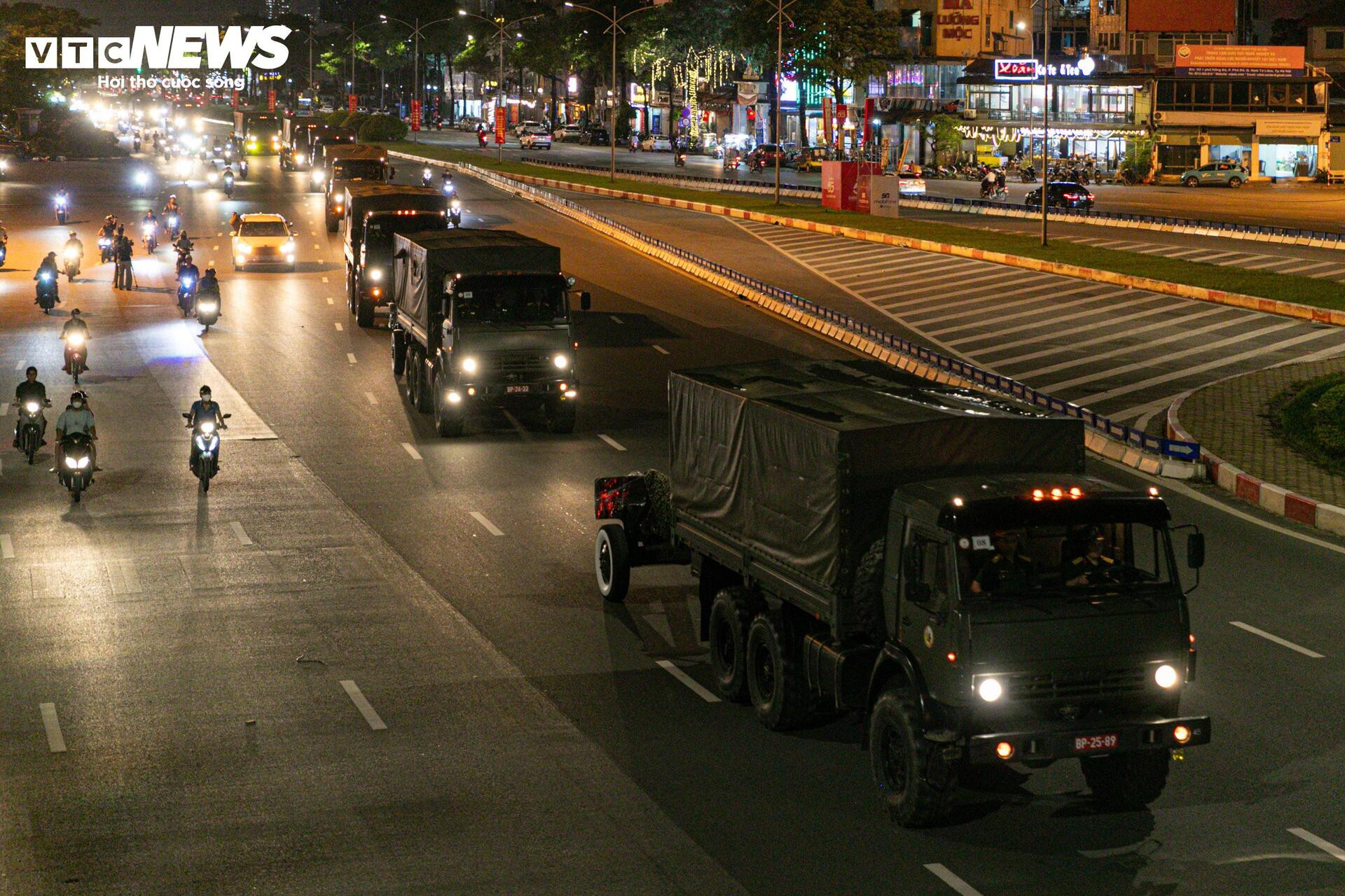 Rầm rập đêm Hà Nội: Đoàn 'binh khí hạng nặng' lộ diện, hối hả về điểm tập kết - 6