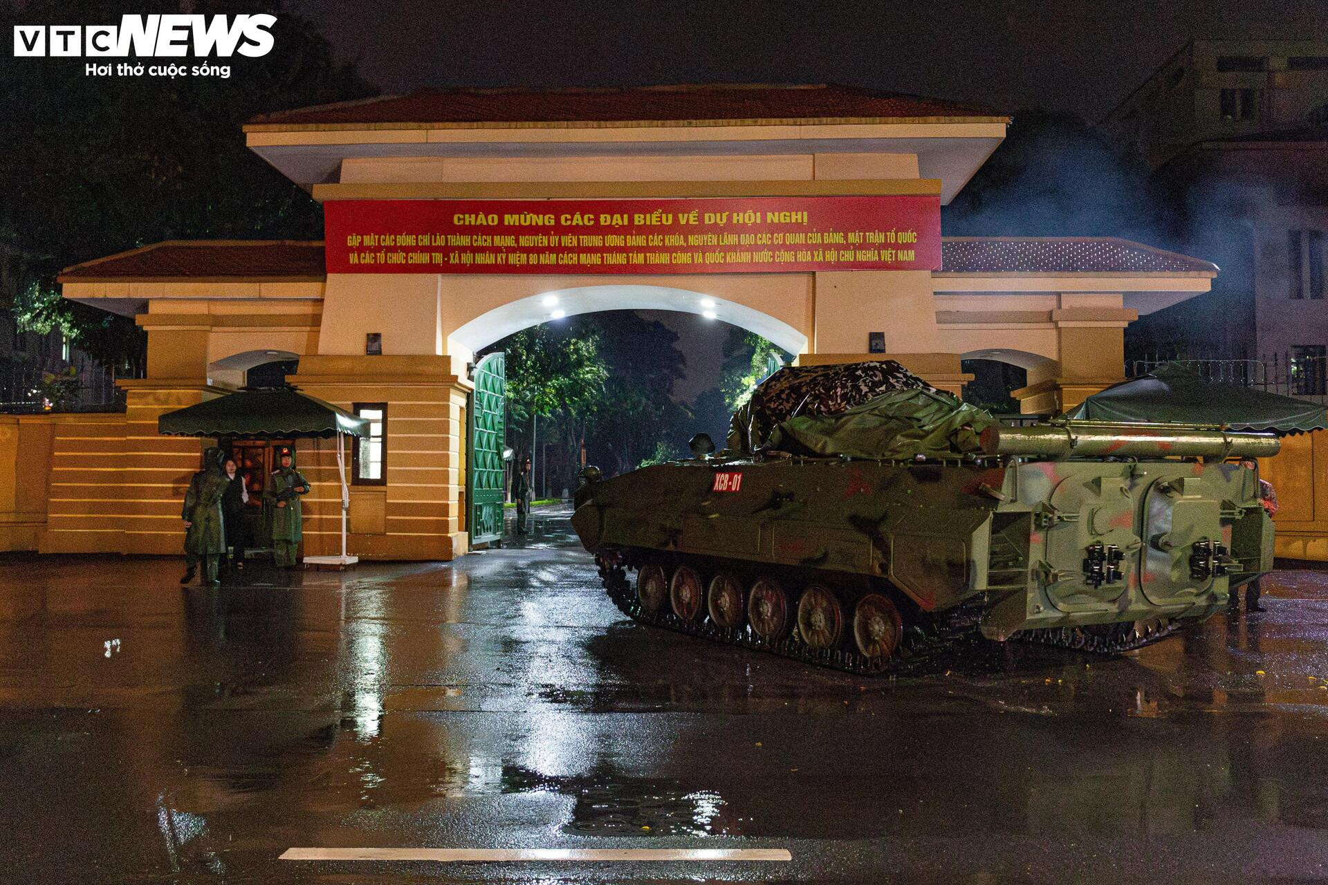 Rầm rập đêm Hà Nội: Đoàn 'binh khí hạng nặng' lộ diện, hối hả về điểm tập kết - 21