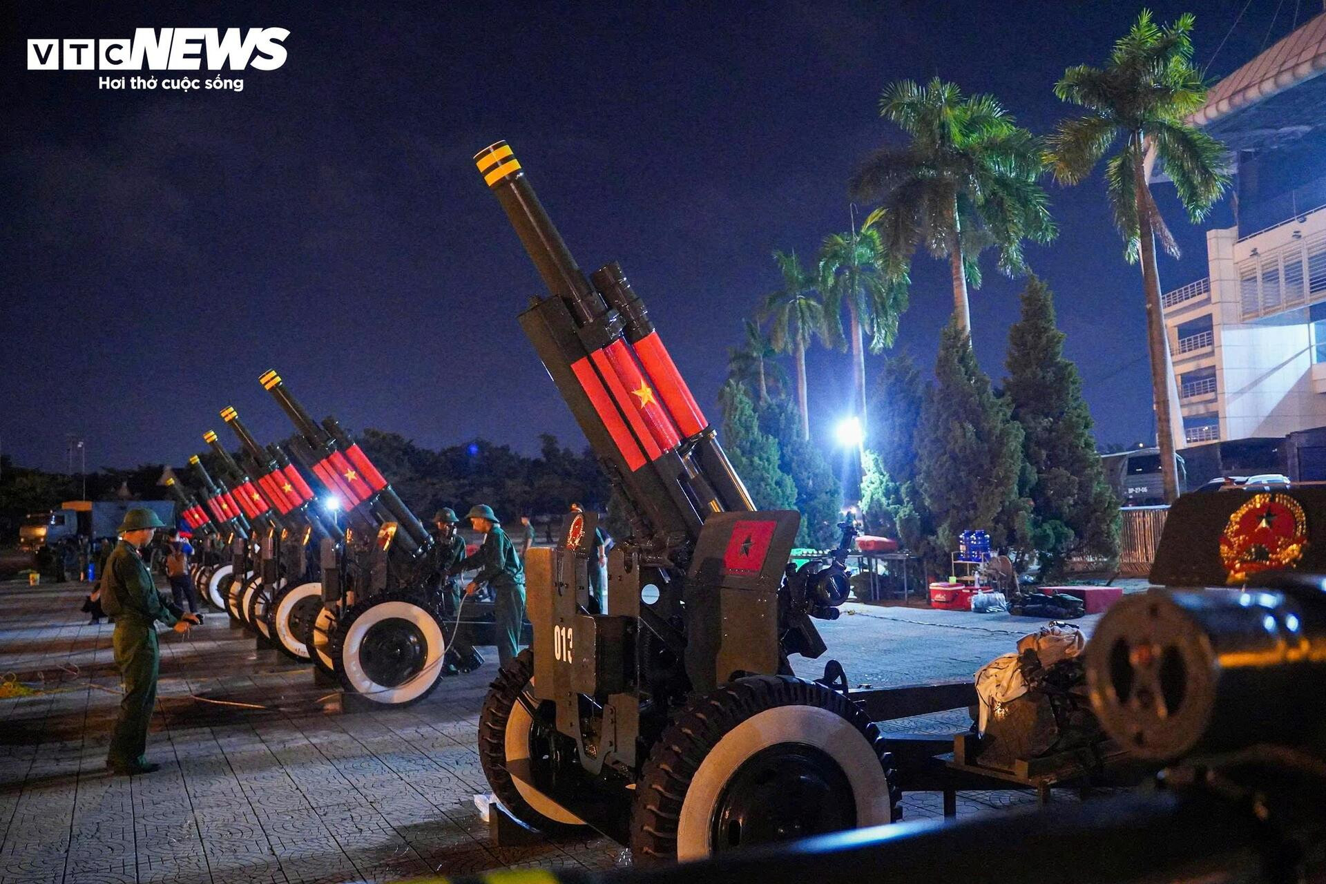 Rầm rập đêm Hà Nội: Đoàn 'binh khí hạng nặng' lộ diện, hối hả về điểm tập kết - 8