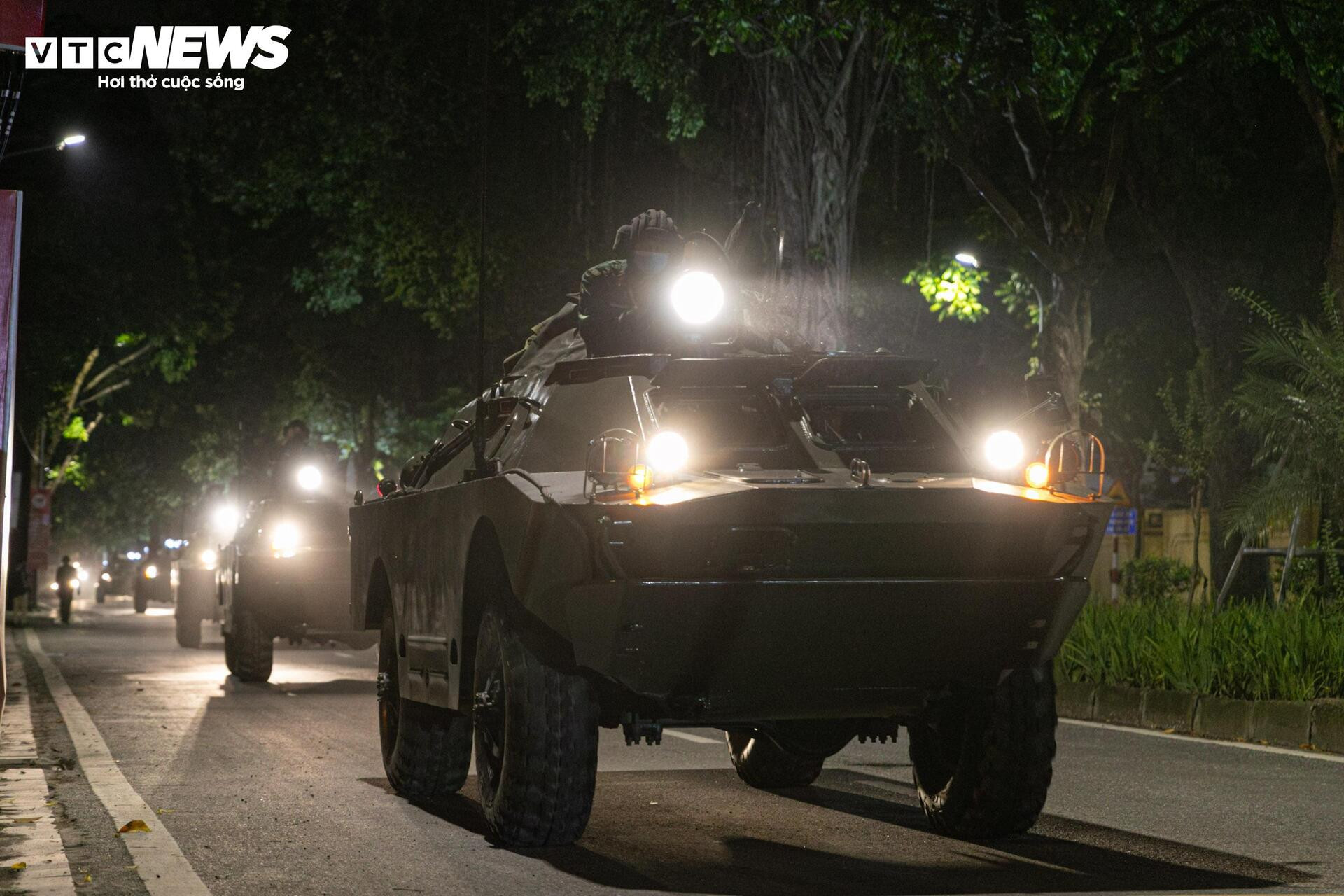 Rầm rập đêm Hà Nội: Đoàn 'binh khí hạng nặng' lộ diện, hối hả về điểm tập kết - 13
