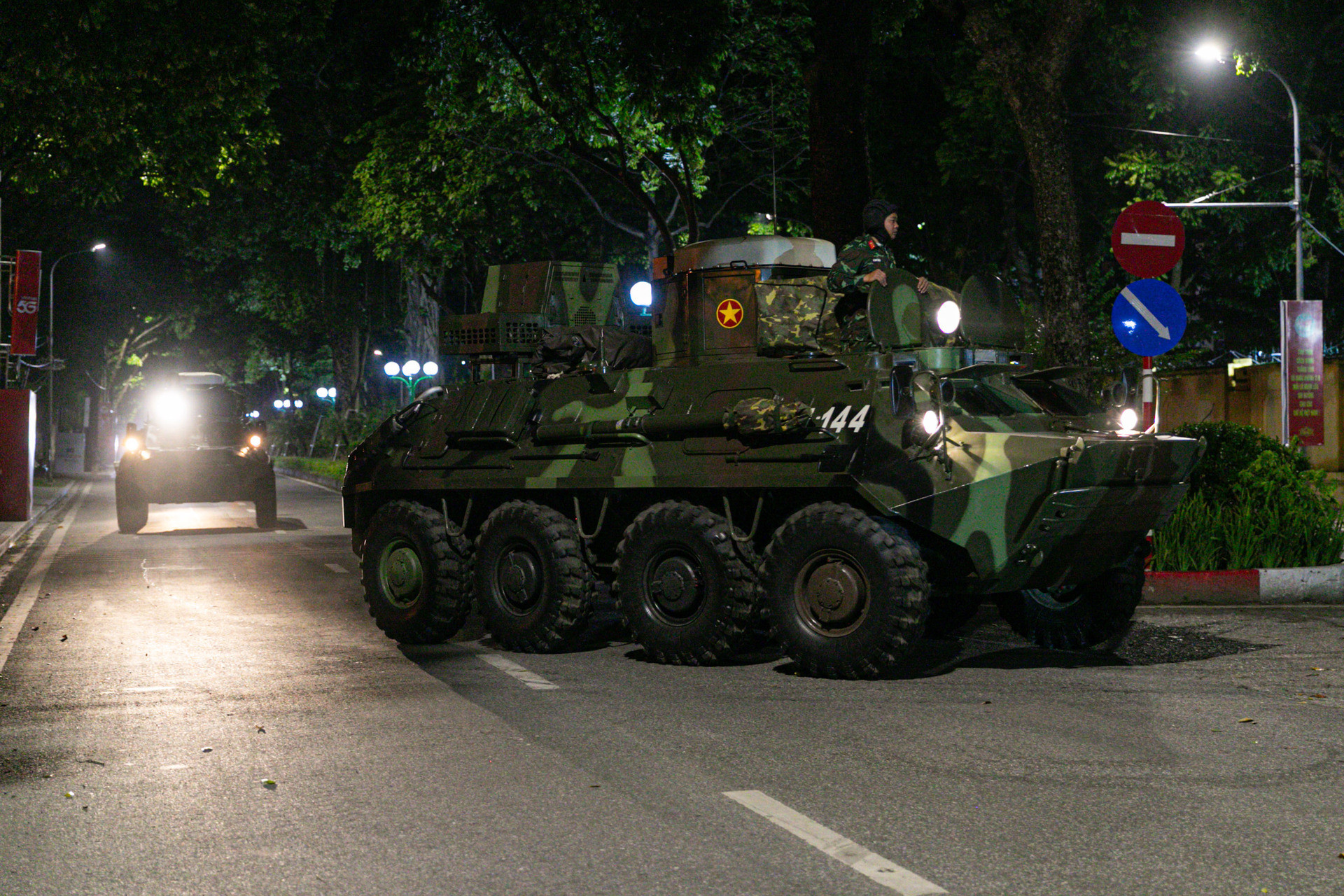 Rầm rập đêm Hà Nội: Đoàn 'binh khí hạng nặng' lộ diện, hối hả về điểm tập kết - 15