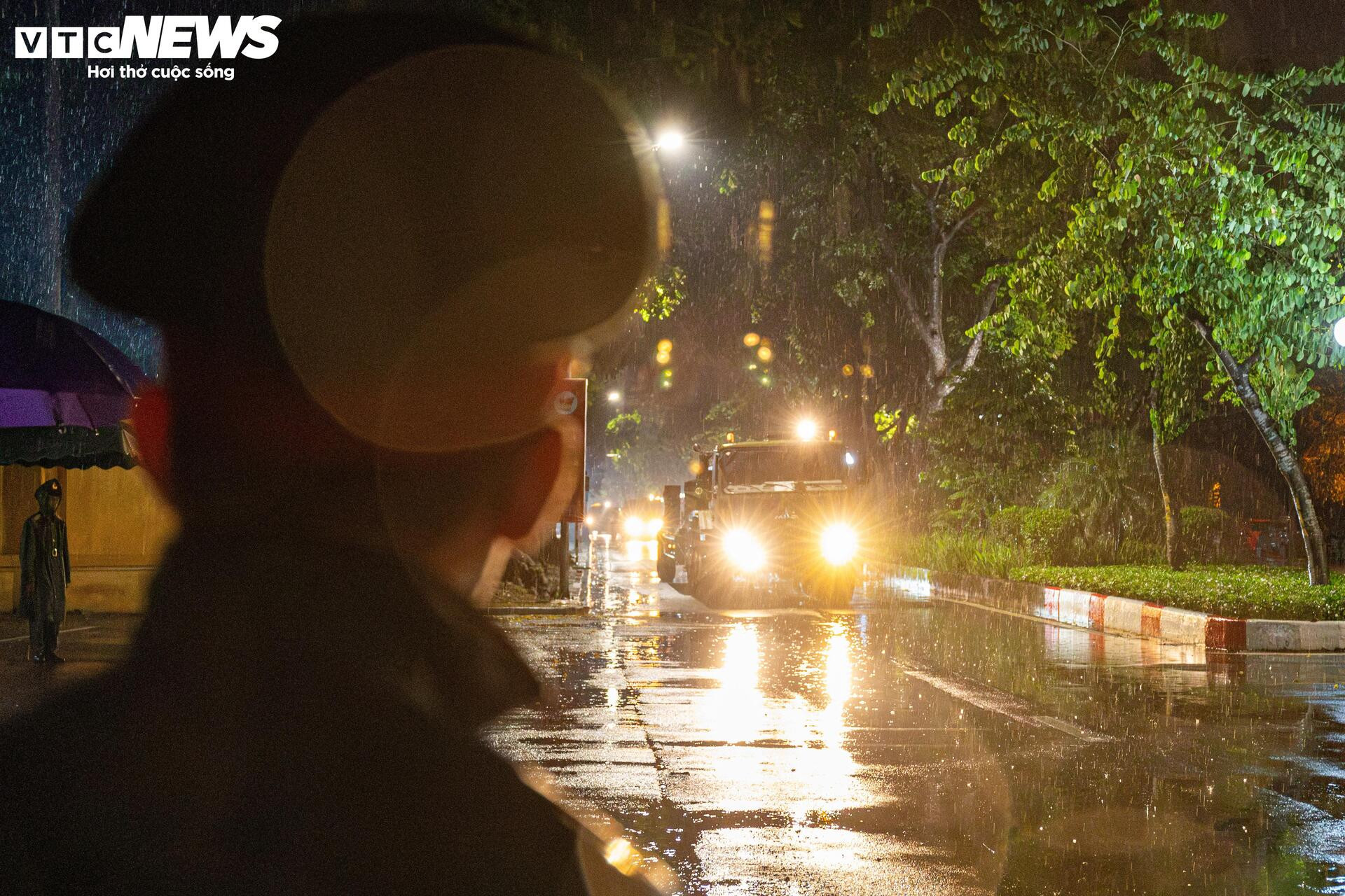 Rầm rập đêm Hà Nội: Đoàn 'binh khí hạng nặng' lộ diện, hối hả về điểm tập kết - 20