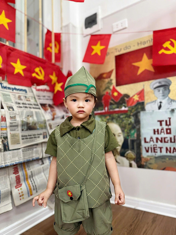 Thị Tằm - con gái Thu Quỳnh trong trang phục 'em bé yêu nước' - Ảnh 2.