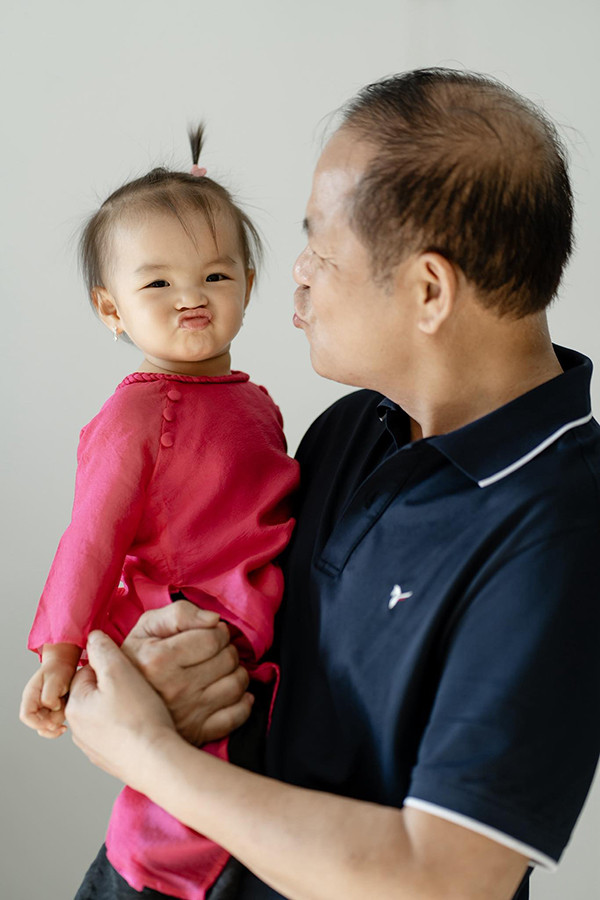 Thị Tằm - con gái Thu Quỳnh trong trang phục 'em bé yêu nước' - Ảnh 3.