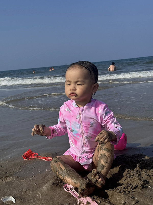 Thị Tằm - con gái Thu Quỳnh trong trang phục 'em bé yêu nước' - Ảnh 5.