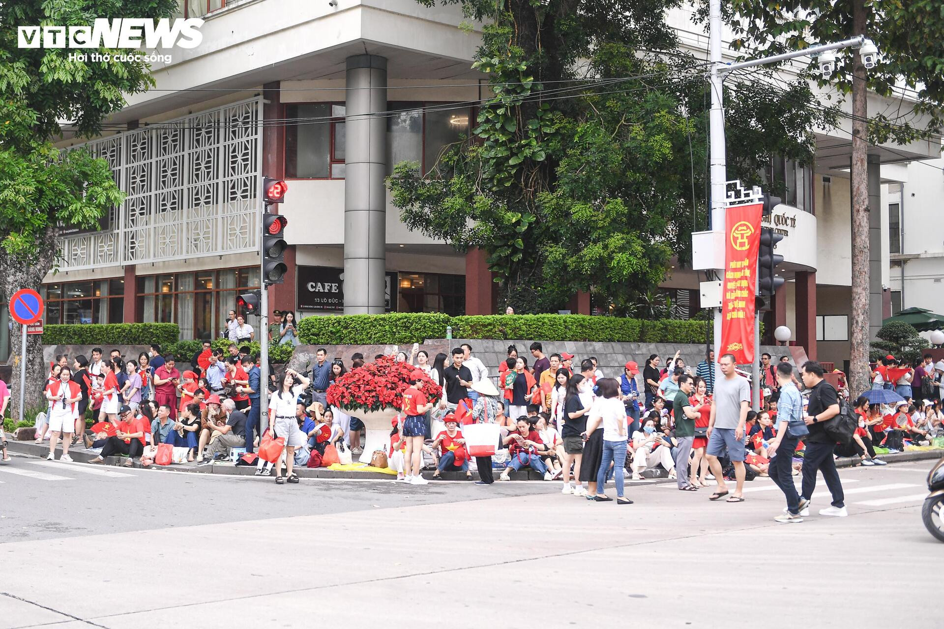 Dòng người đến từ tinh mơ, háo hức chờ xem tổng hợp luyện diễu binh ở Quảng trường Ba Đình - 9