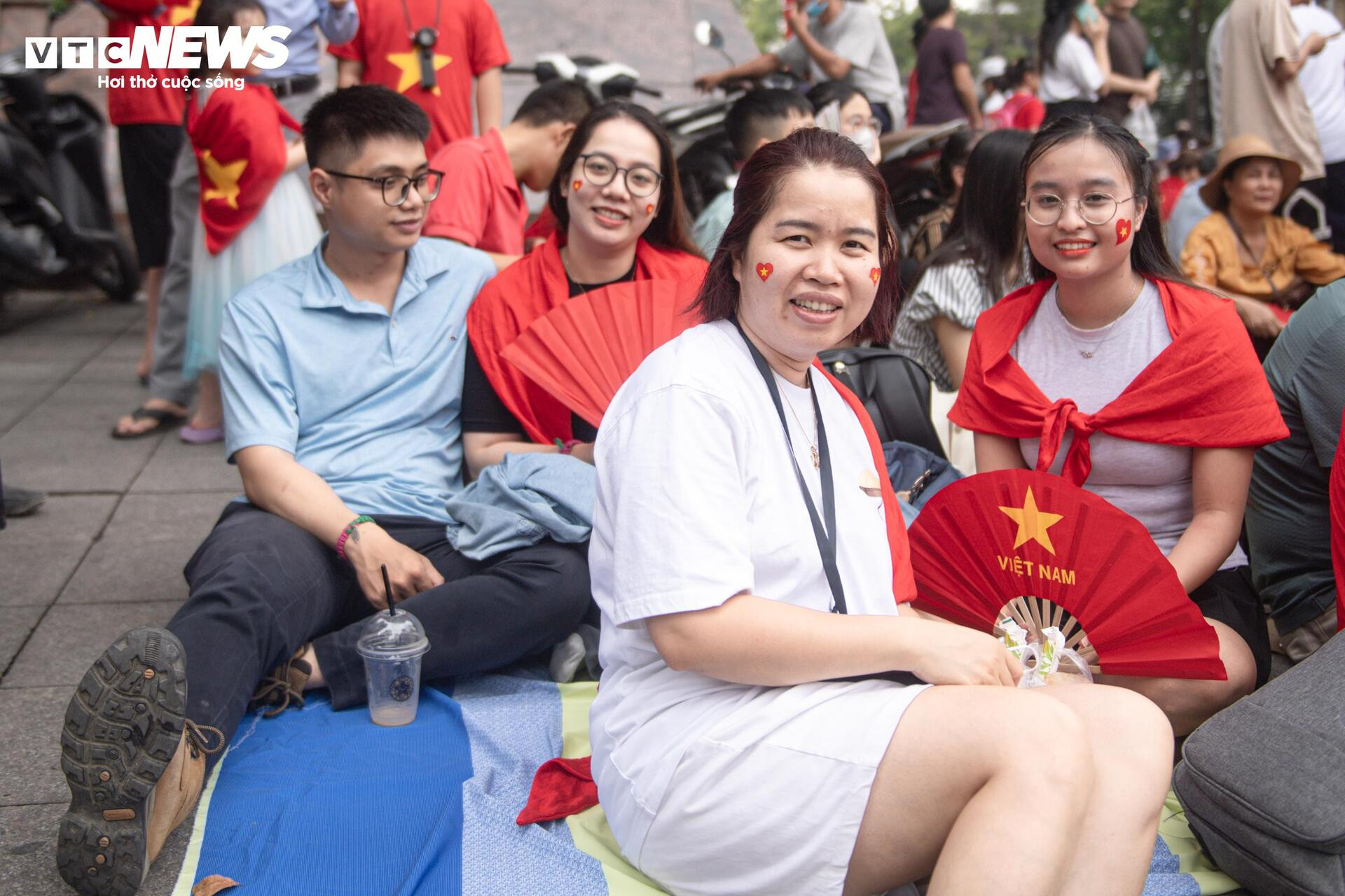 Dòng người đến từ tinh mơ, háo hức chờ xem tổng hợp luyện diễu binh ở Quảng trường Ba Đình - 7