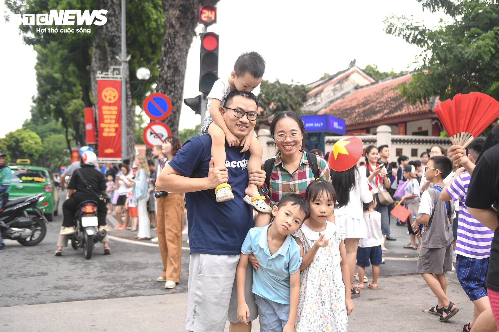Dòng người đến từ tinh mơ, háo hức chờ xem tổng hợp luyện diễu binh ở Quảng trường Ba Đình - 5