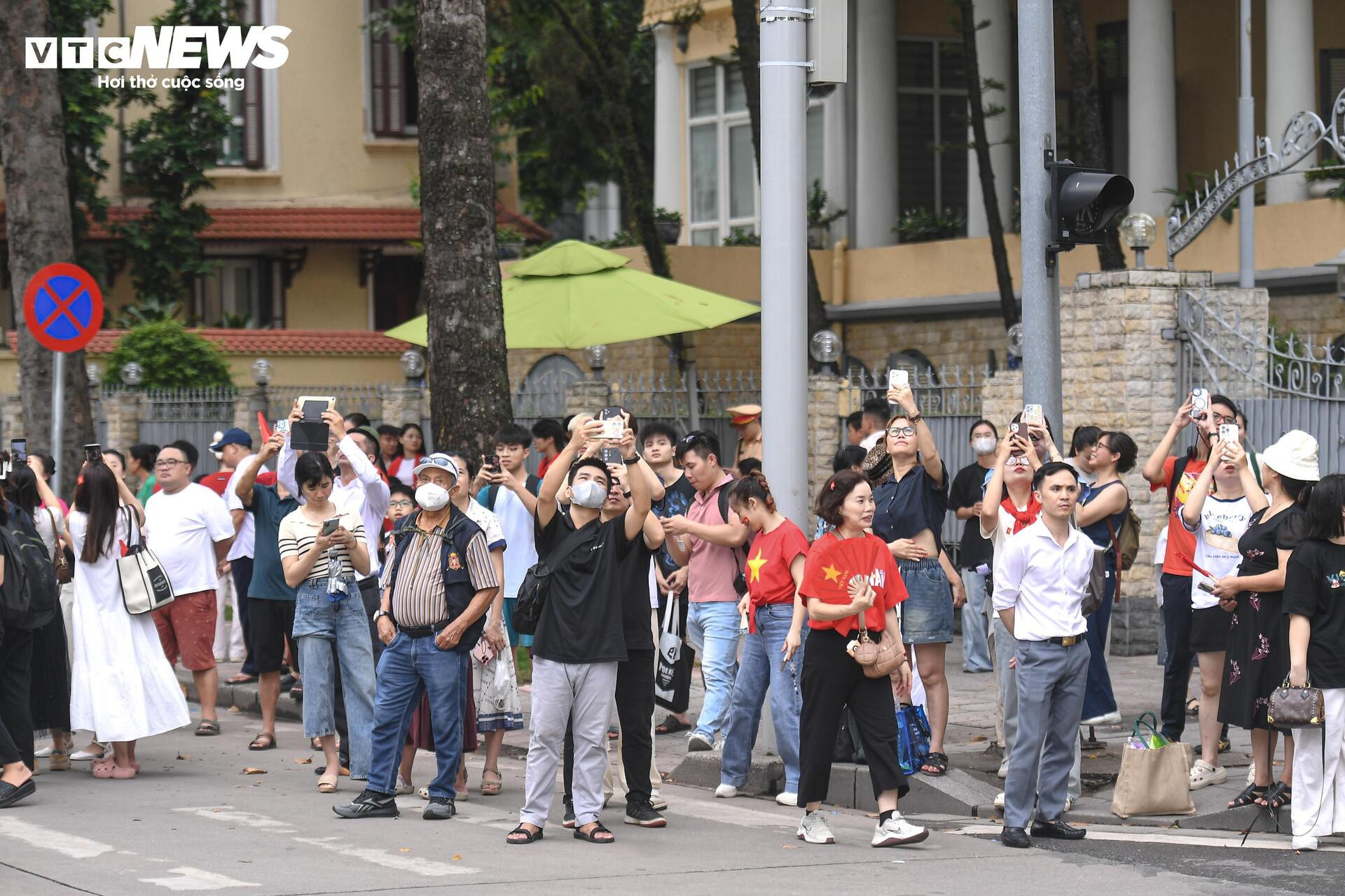 Dòng người đến từ tinh mơ, háo hức chờ xem tổng hợp luyện diễu binh ở Quảng trường Ba Đình - 3