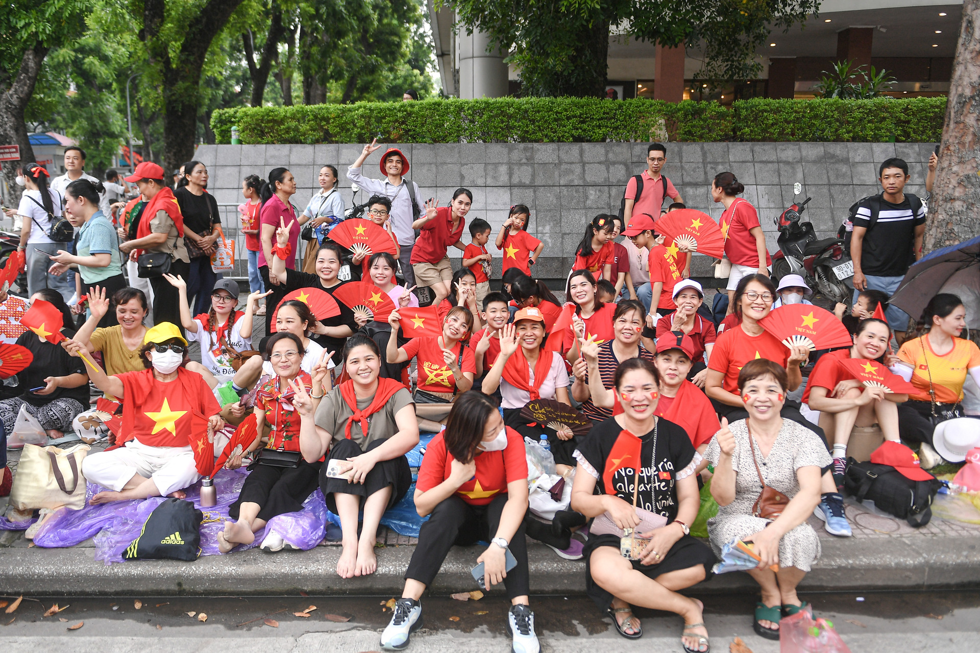 Dòng người đến từ tinh mơ, háo hức chờ xem tổng hợp luyện diễu binh ở Quảng trường Ba Đình - 1