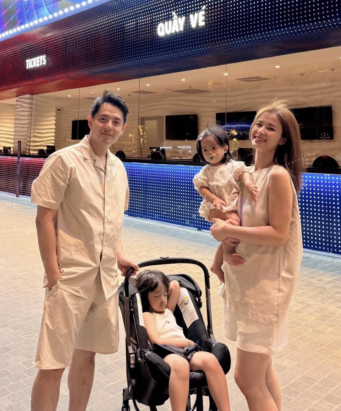 Khoảnh khắc hiếm hoi 'trốn con' của Đông Nhi và Ông Cao Thắng - Ảnh 3.