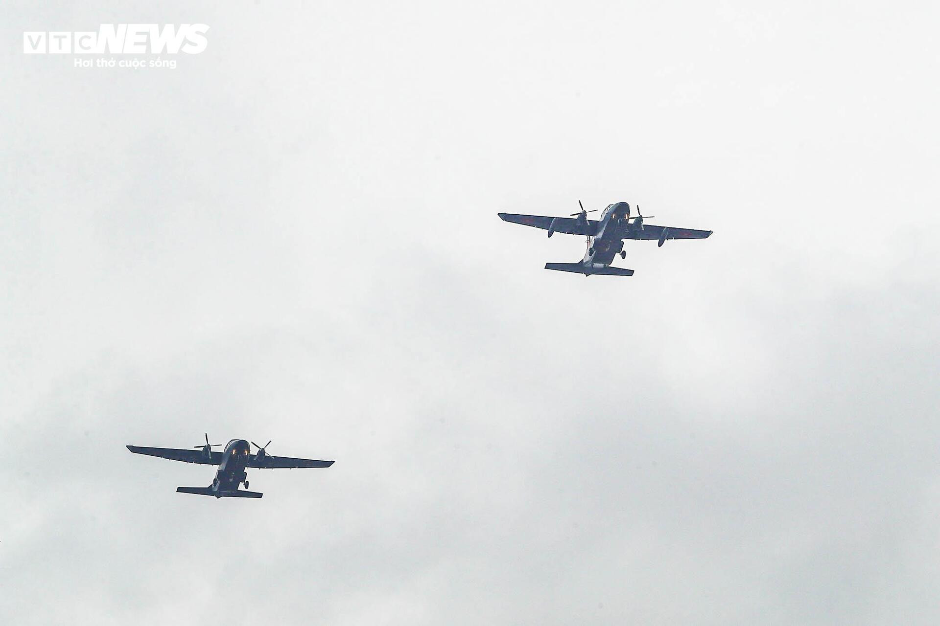 Mãn nhãn dàn trực thăng quân sự luyện bay trên Quảng trường Ba Đình - 10