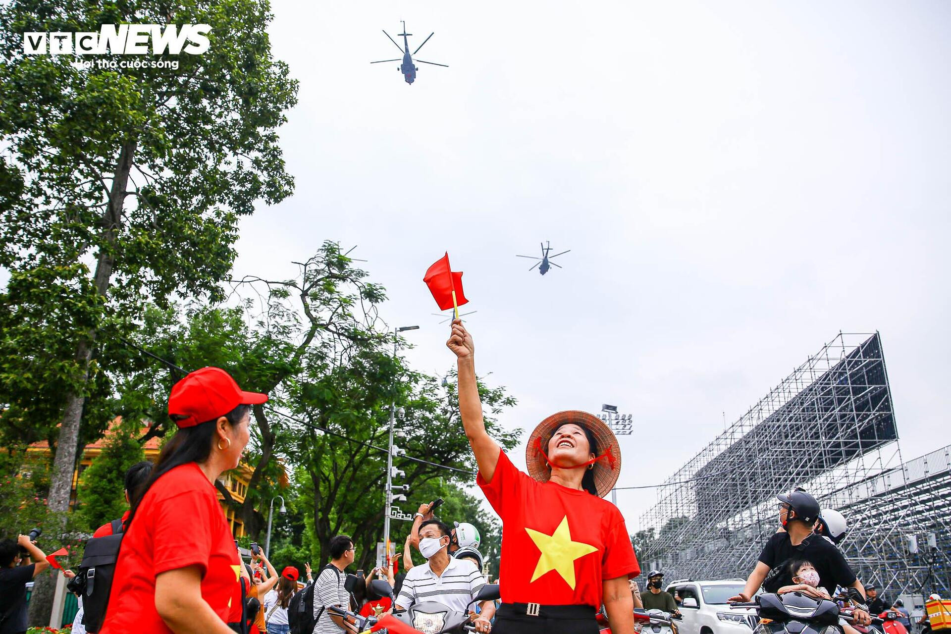 Mãn nhãn dàn trực thăng quân sự luyện bay trên Quảng trường Ba Đình - 7