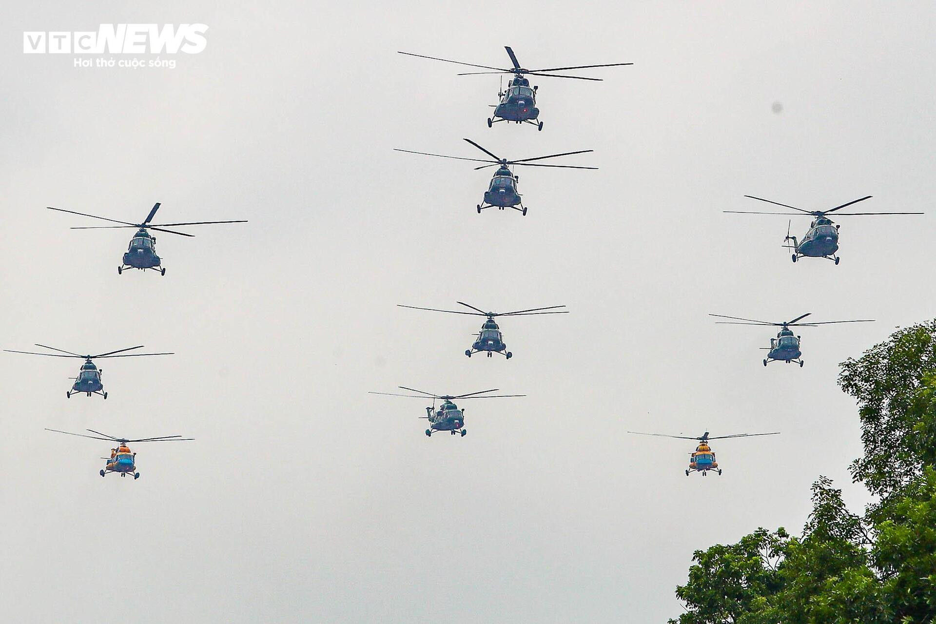 Mãn nhãn dàn trực thăng quân sự luyện bay trên Quảng trường Ba Đình - 3
