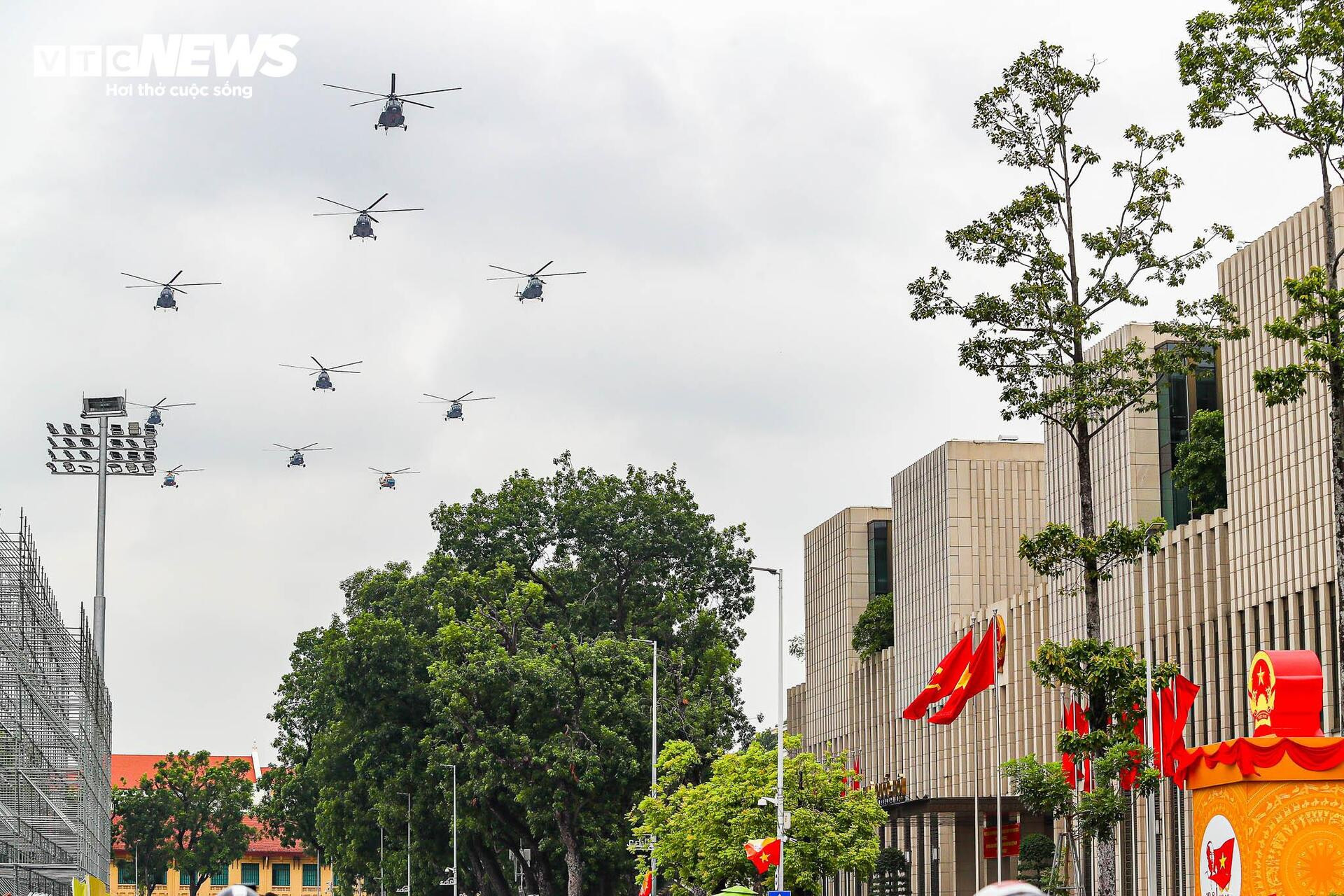 Mãn nhãn dàn trực thăng quân sự luyện bay trên Quảng trường Ba Đình - 1