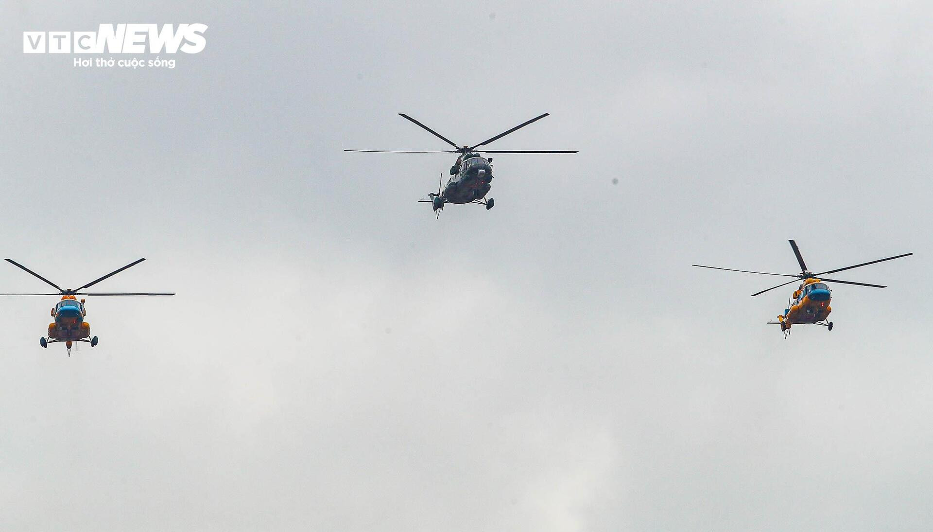Mãn nhãn dàn trực thăng quân sự luyện bay trên Quảng trường Ba Đình - 4