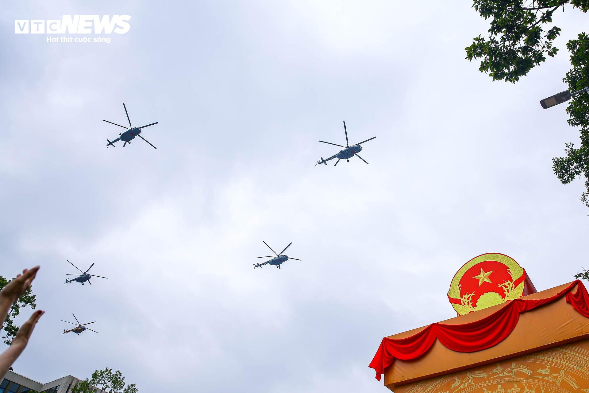 Mãn nhãn dàn trực thăng quân sự luyện bay trên Quảng trường Ba Đình - 6