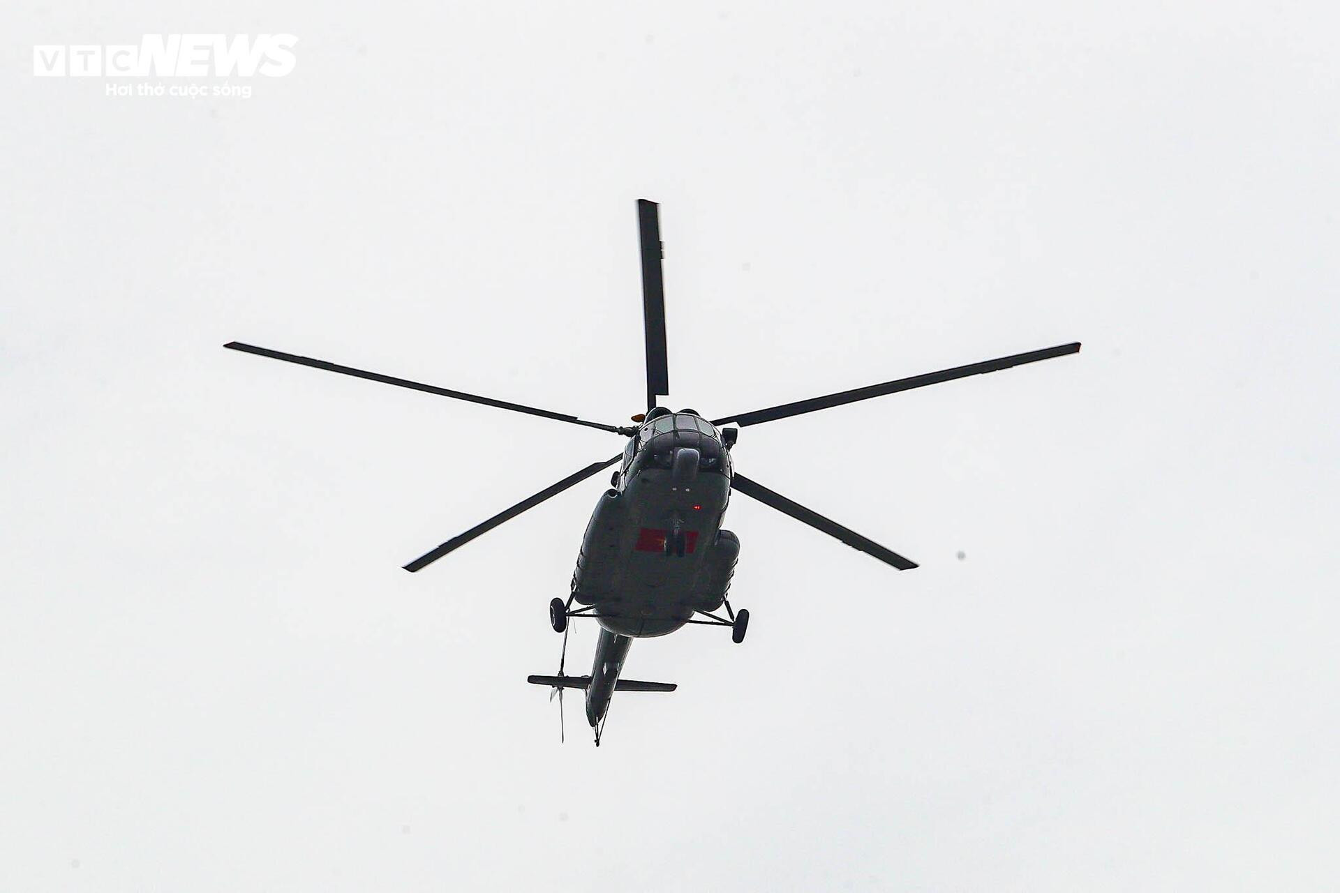 Mãn nhãn dàn trực thăng quân sự luyện bay trên Quảng trường Ba Đình - 5