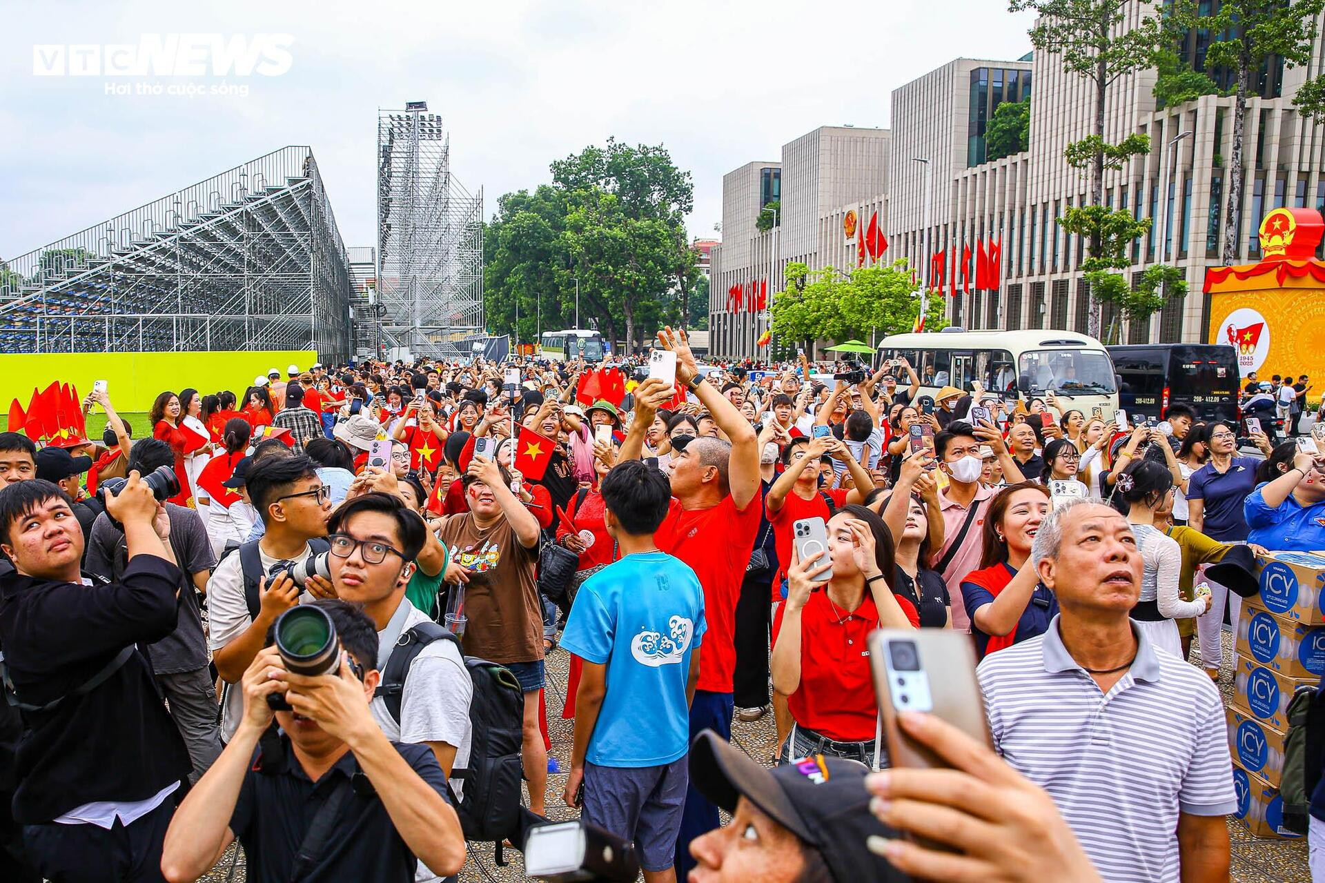 Mãn nhãn dàn trực thăng quân sự luyện bay trên Quảng trường Ba Đình - 8