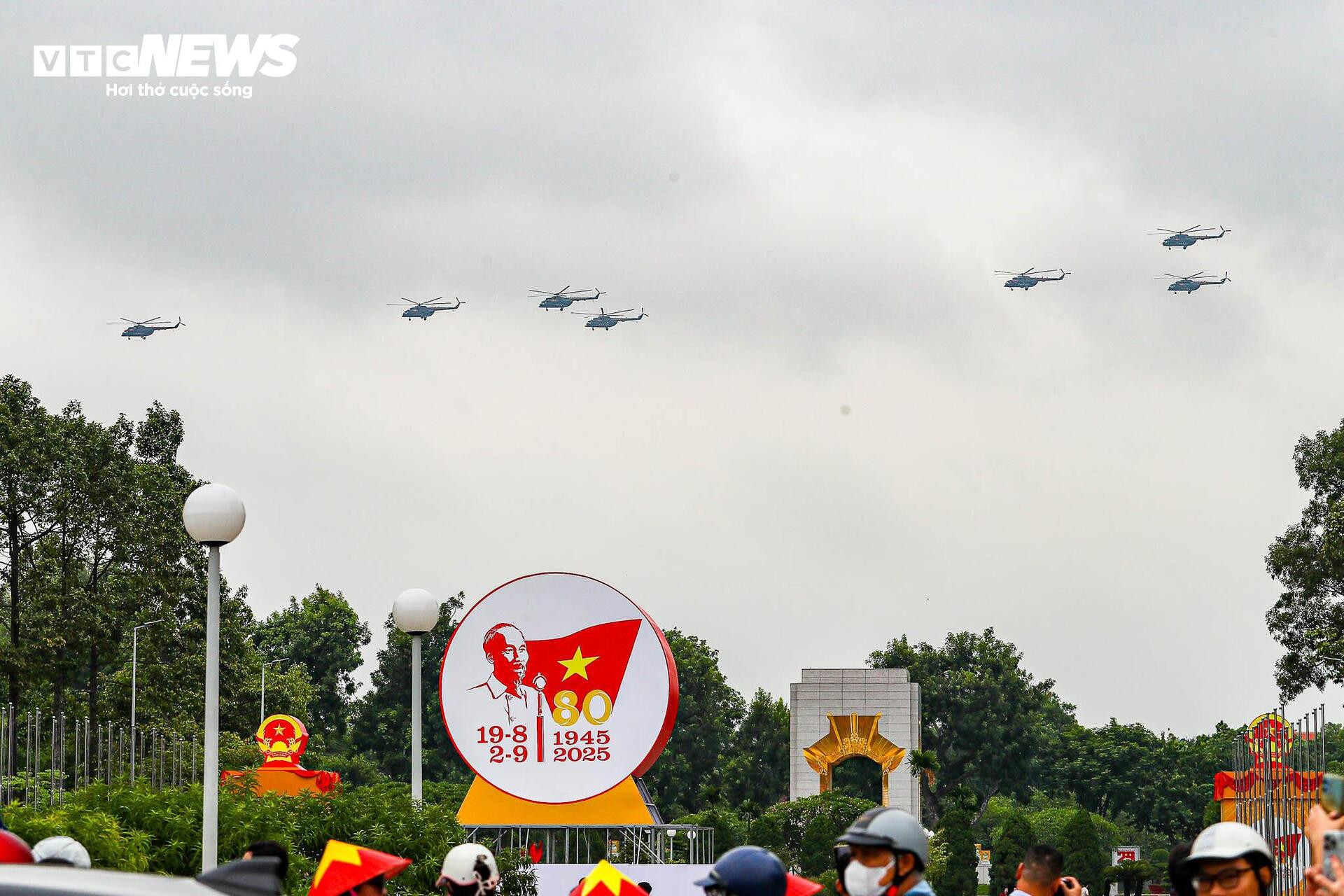 Mãn nhãn dàn trực thăng quân sự luyện bay trên Quảng trường Ba Đình - 2