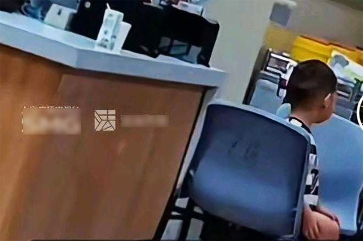 Cậu bé được cảnh sát đưa đến bệnh viện kiểm tra.