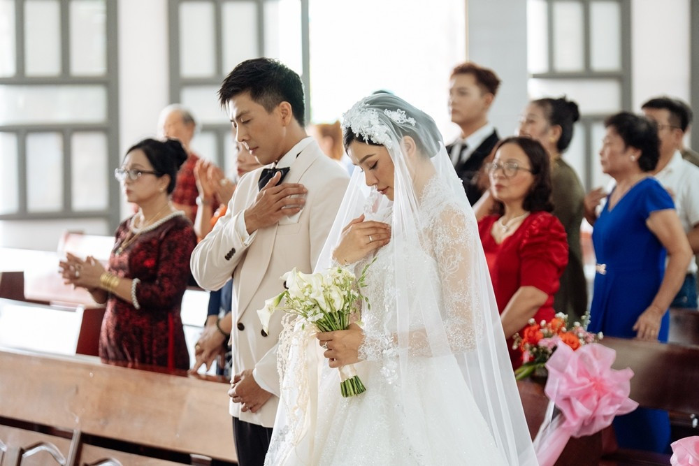 Mỹ nhân Vbiz vừa công bố có thai chỉ sau 1 tháng kết hôn với chồng diễn viên là ai