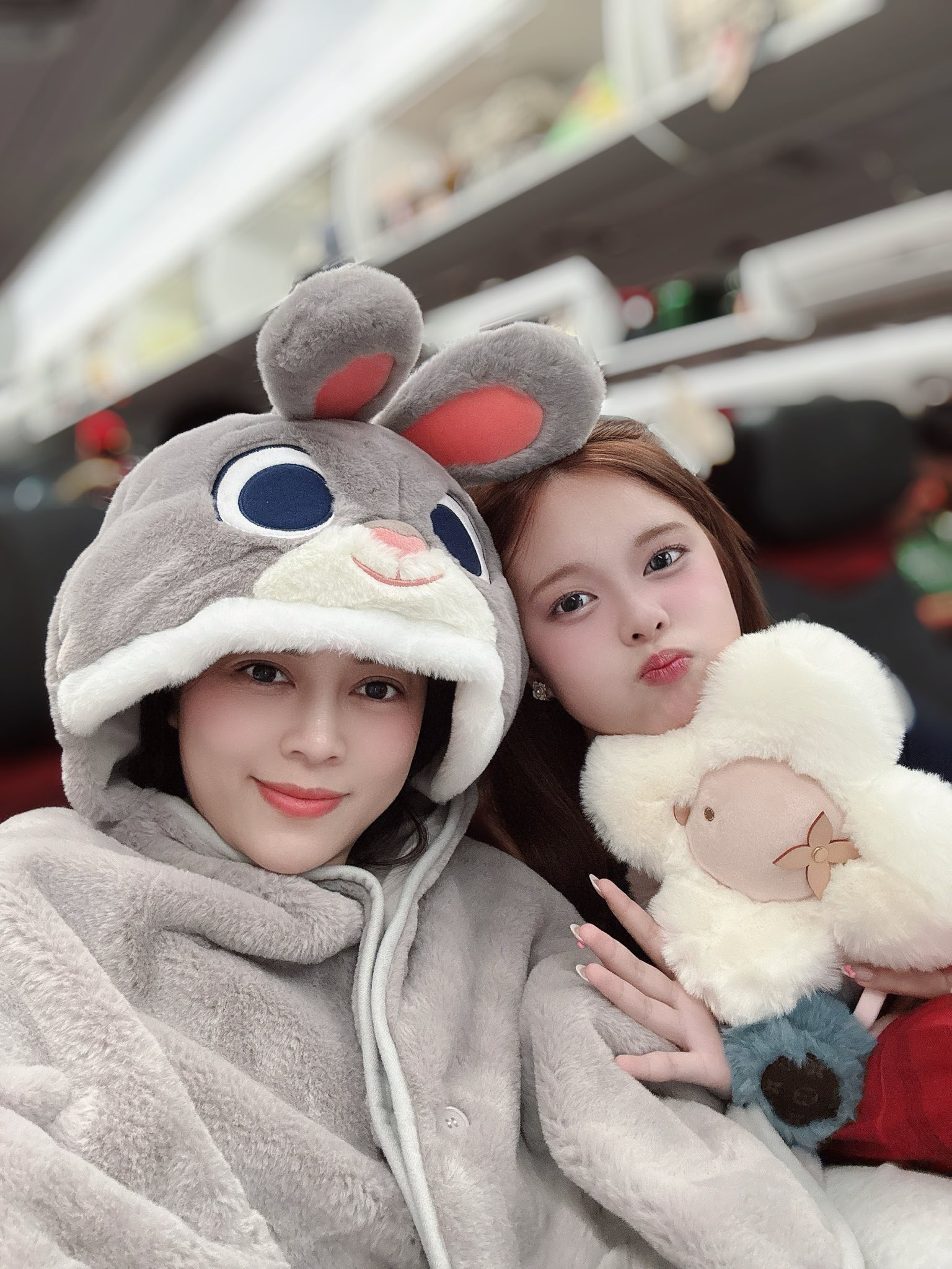 Ngỡ ngàng không thể nhận ra diện mạo con gái cả của Hằng Túi và chồng cũ hot boy