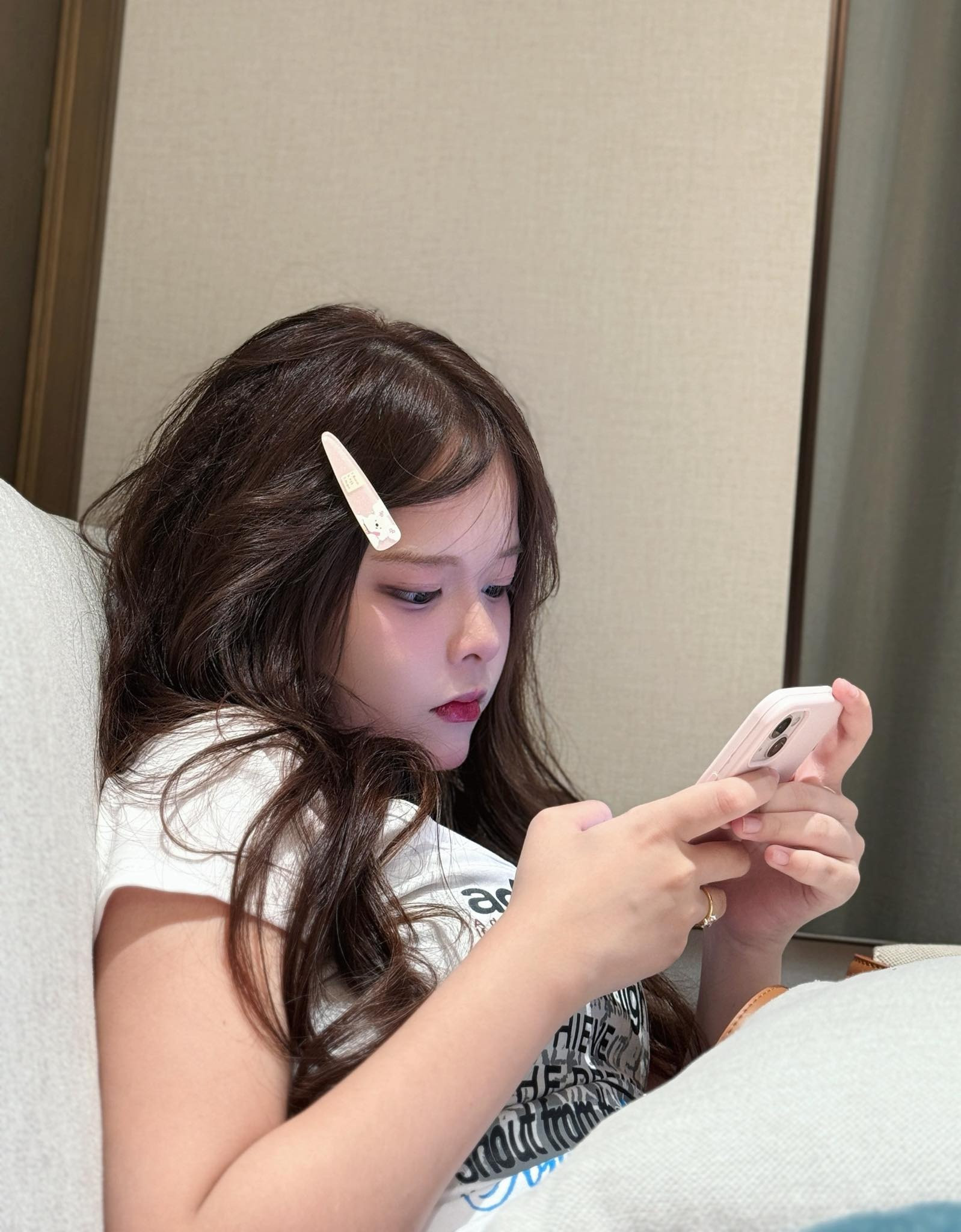 Ngỡ ngàng không thể nhận ra diện mạo con gái cả của Hằng Túi và chồng cũ hot boy