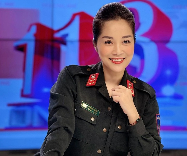 Minh Hương hiện mang hàm Đại úy.