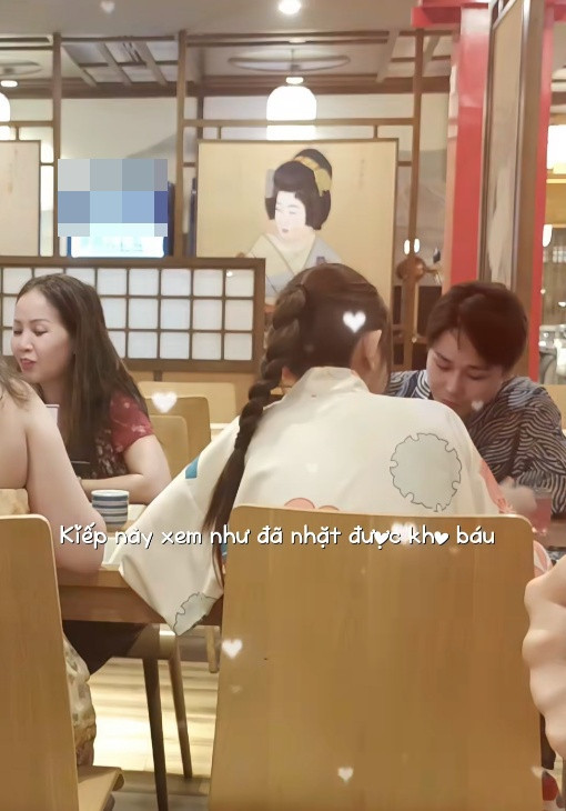 HOT Tóm dính Bích Phương đi du lịch cùng Tăng Duy Tân có cả mẹ đàng gái