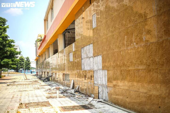 Nhiều hạng mục xuống cấp, hư hỏng sau nhiều năm không được sử dụng. (Ảnh: Lương Ý)