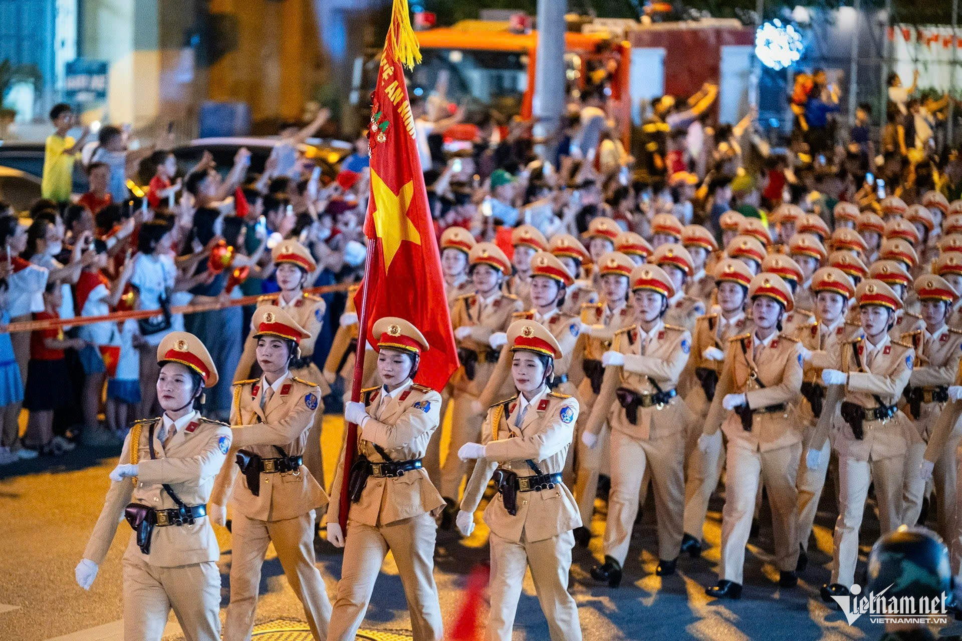 W-diễu binh.jpg